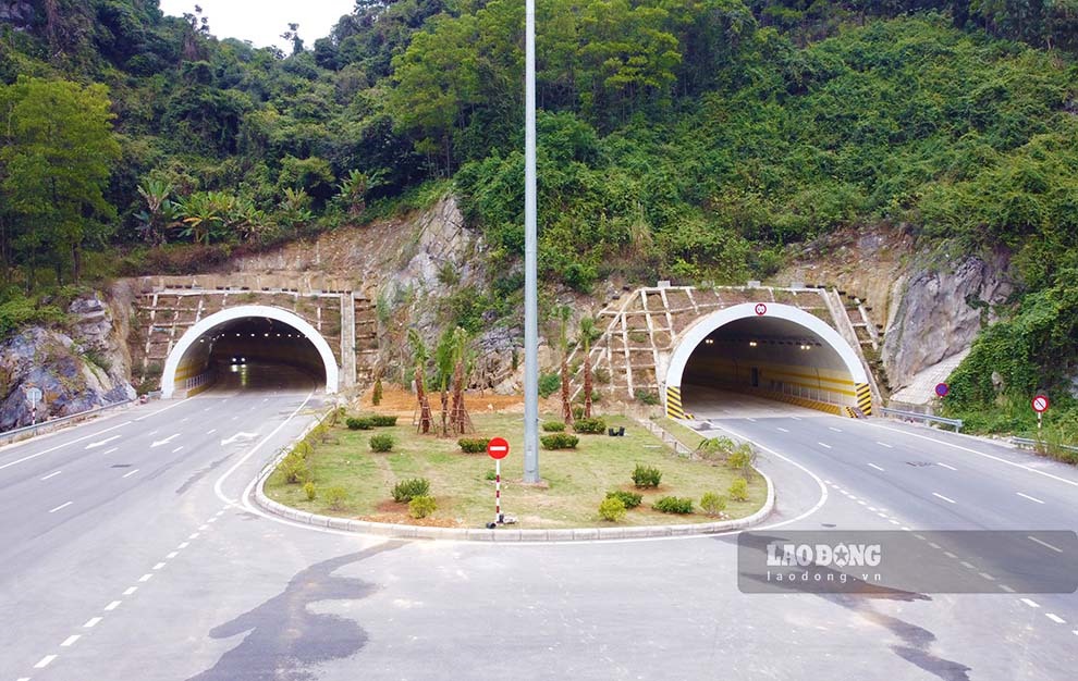Hầm xuyên núi nằm trên tuyến đường bao biển Hạ Long - Cẩm Phả có thiết kế dài 235m, với 2 ống hầm, mỗi ống 3 làn xe. Ảnh: Đoàn Hưng