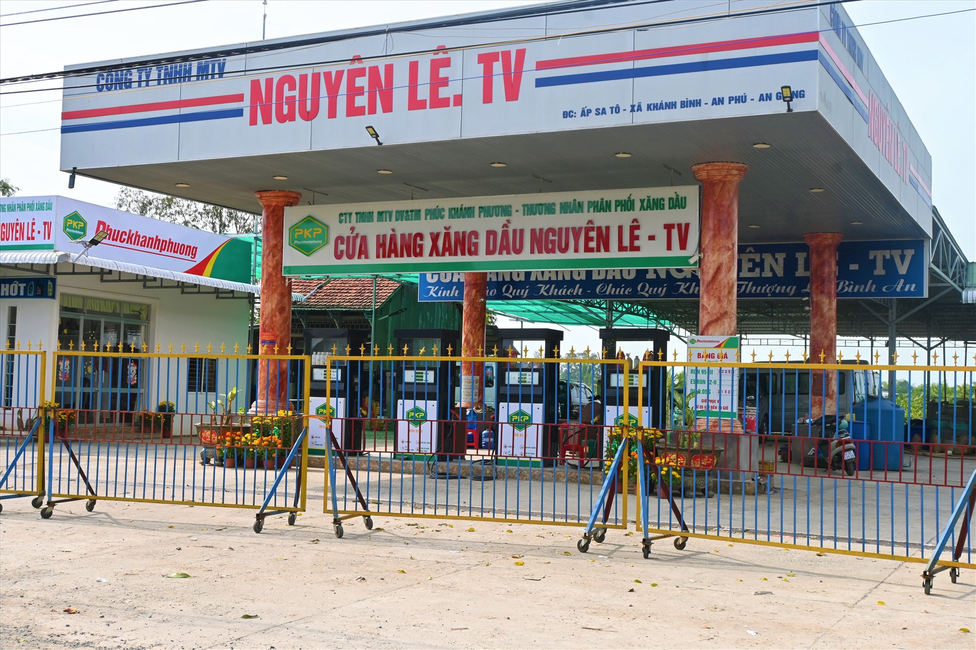Theo ghi nhận của PV Báo Lao Động sáng ngày 20.1 (nhằm ngày 29.12 âm lịch) dọc theo tuyến đường tỉnh 956 từ thị trấn An Phú (huyện An Phú, tỉnh An Giang) về thị trấn Long Bình (huyện An Phú), nhiều cửa hàng kinh doanh xăng dầu đóng cửa hết xăng.