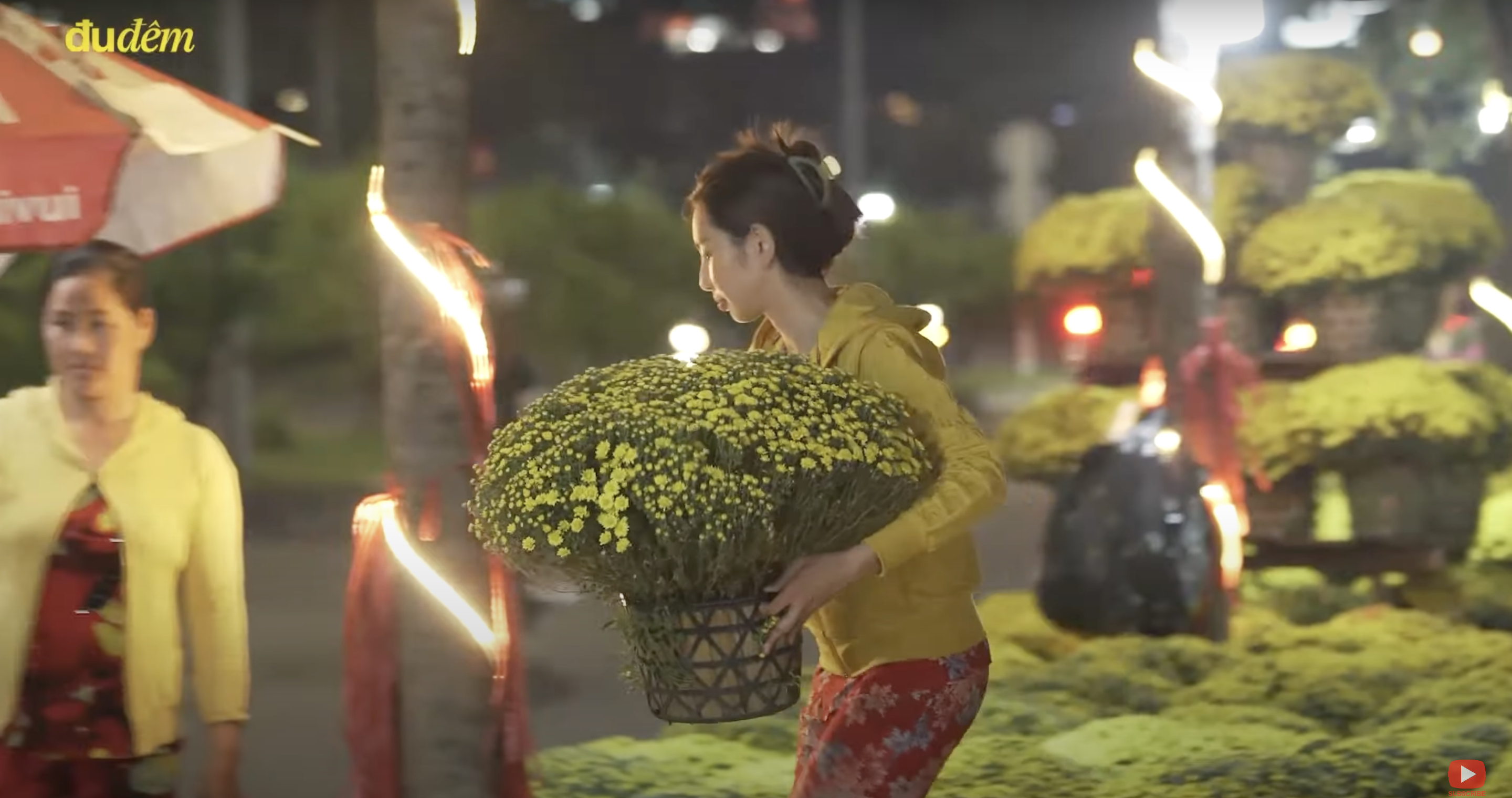 Thuỳ Tiên phụ người dân bán hoa dịp Tết. Ảnh: SV.