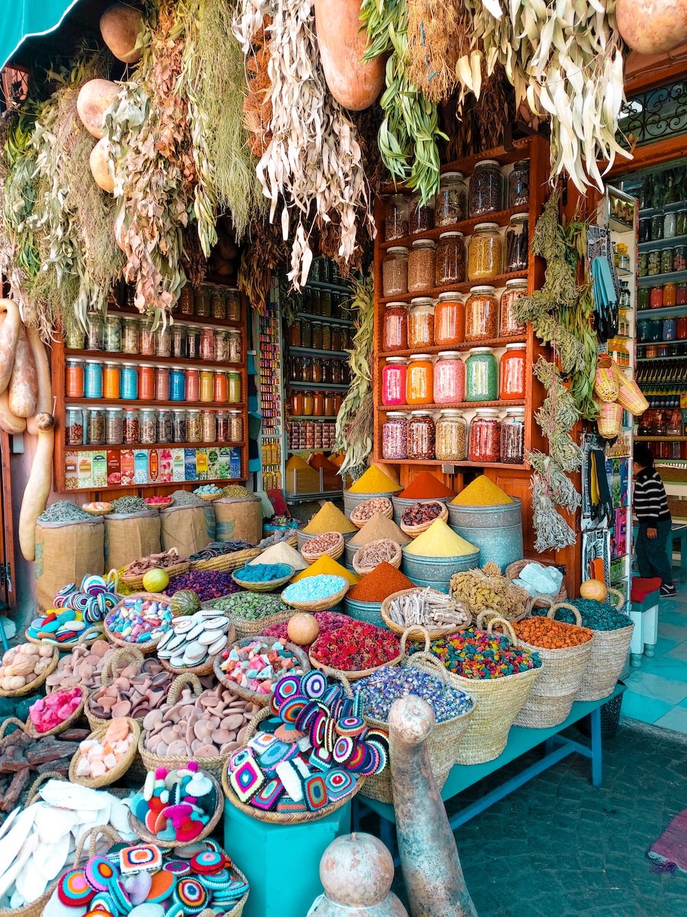 Một quầy hàng gia vị đầy sắc màu trong chợ cổ Marrakech, Morocco. Ảnh: zakariae daoui/Unsplash