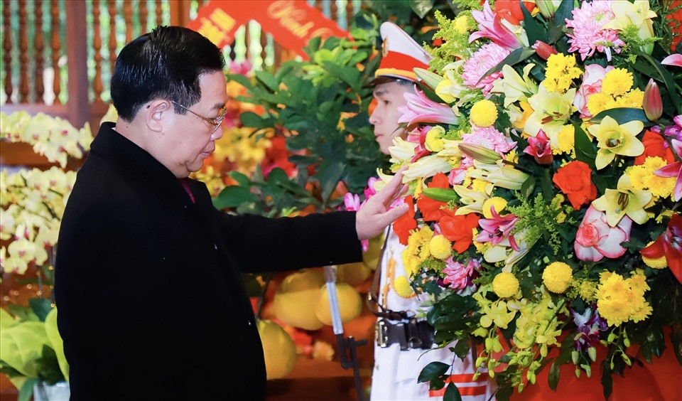 Chủ tịch Quốc hội Vương Đình Huệ dâng hoa tưởng niệm Chủ tịch Hồ Chí Minh. Ảnh: Thành Duy
