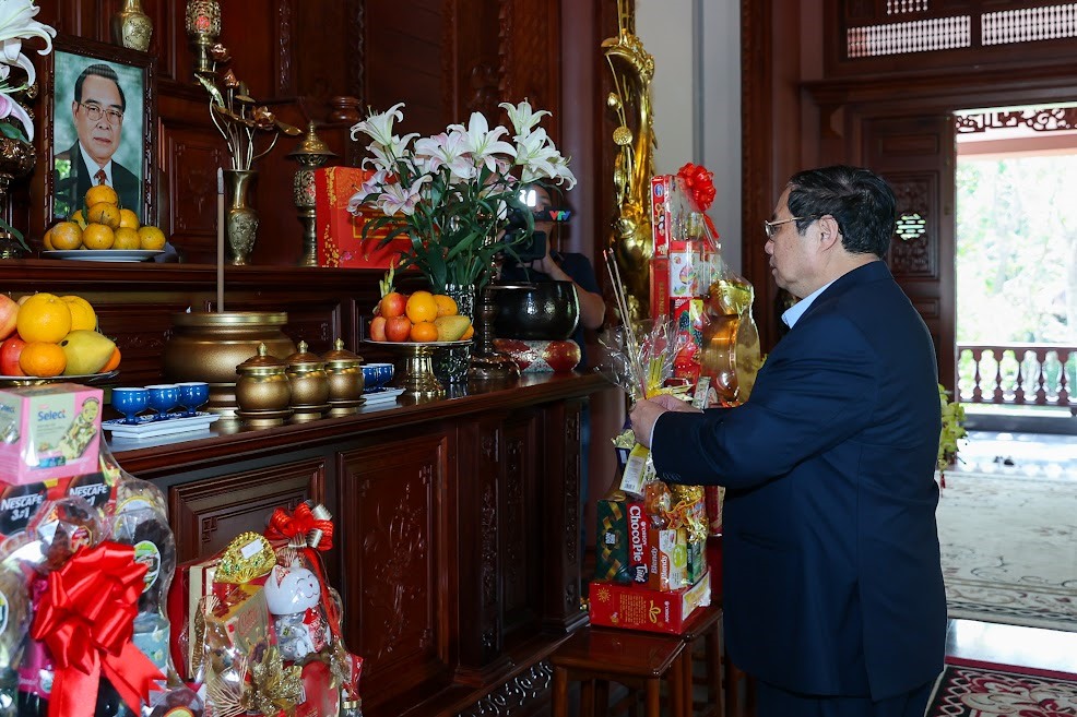 Thủ tướng Phạm Minh Chính dâng hương tưởng nhớ cố Thủ tướng Phan Văn Khải.   Ảnh: VGP/Nhật Bắc