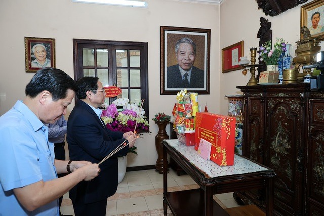 Thủ tướng Phạm Minh Chính và Phó Thủ tướng Lê Minh Khái dâng hương tưởng nhớ cố Chủ tịch Hội đồng Bộ trưởng Phạm Hùng.  Ảnh: VGP/Nhật Bắc