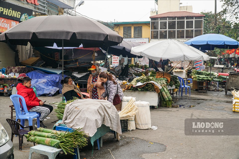 Những ngày cuối năm, chợ bán lá dong tự phát trên phố Trần Quý Cáp (Hà Nội) lại tấp nập người mua bán.