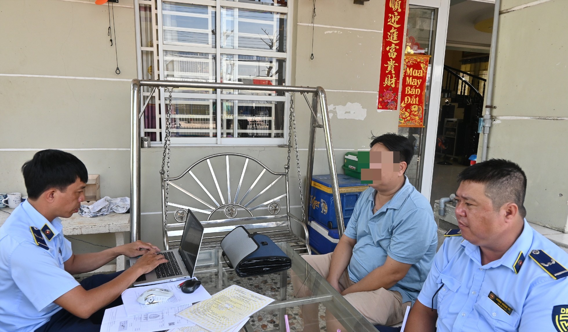 Lực lượng Quản lý thị trường tỉnh An Giang làm việc với các chủ cửa hàng kinh doanh xăng dầu trên địa bàn huyện An Phú (tỉnh An Giang). Ảnh: Thành Nhân