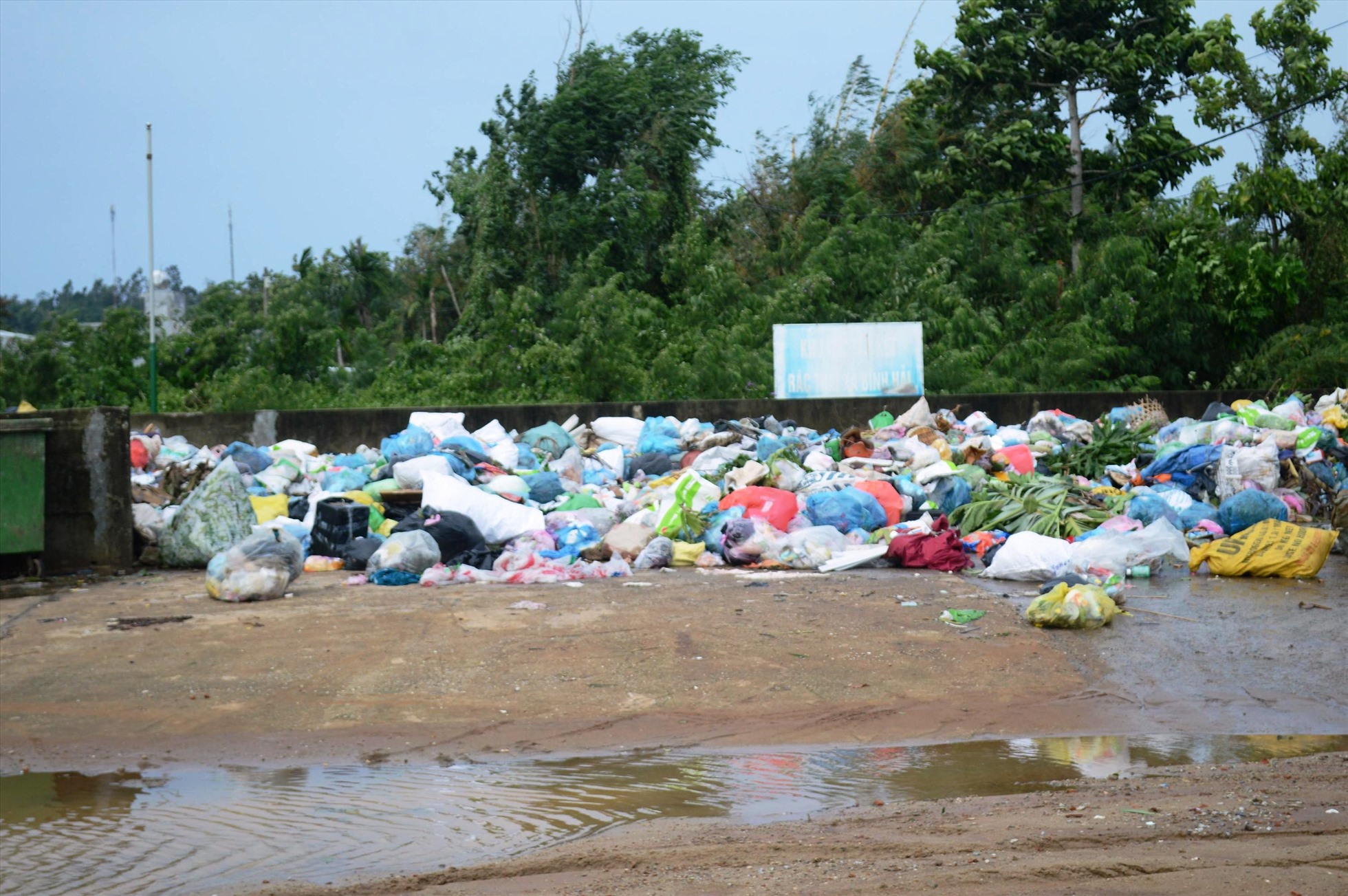 Nhiều năm nay, điểm tập kết rác ở thôn Thanh Thủy, xã Bình Hải là “điểm đen” về ô nhiễm môi trường. Ảnh: Ngọc Viên