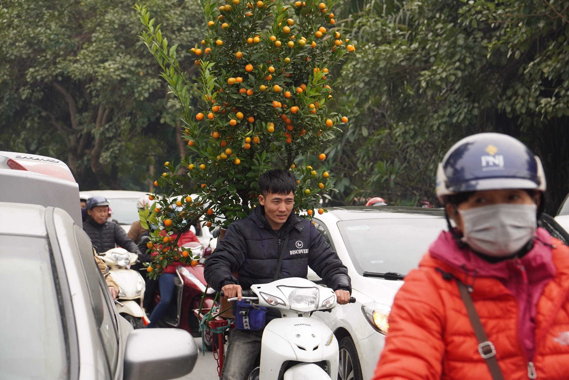 Những ngày nay, thời điểm nào cũng ùn tắc nên rất vất vả để đi qua được tuyến đường này. Ảnh: Hữu Chánh