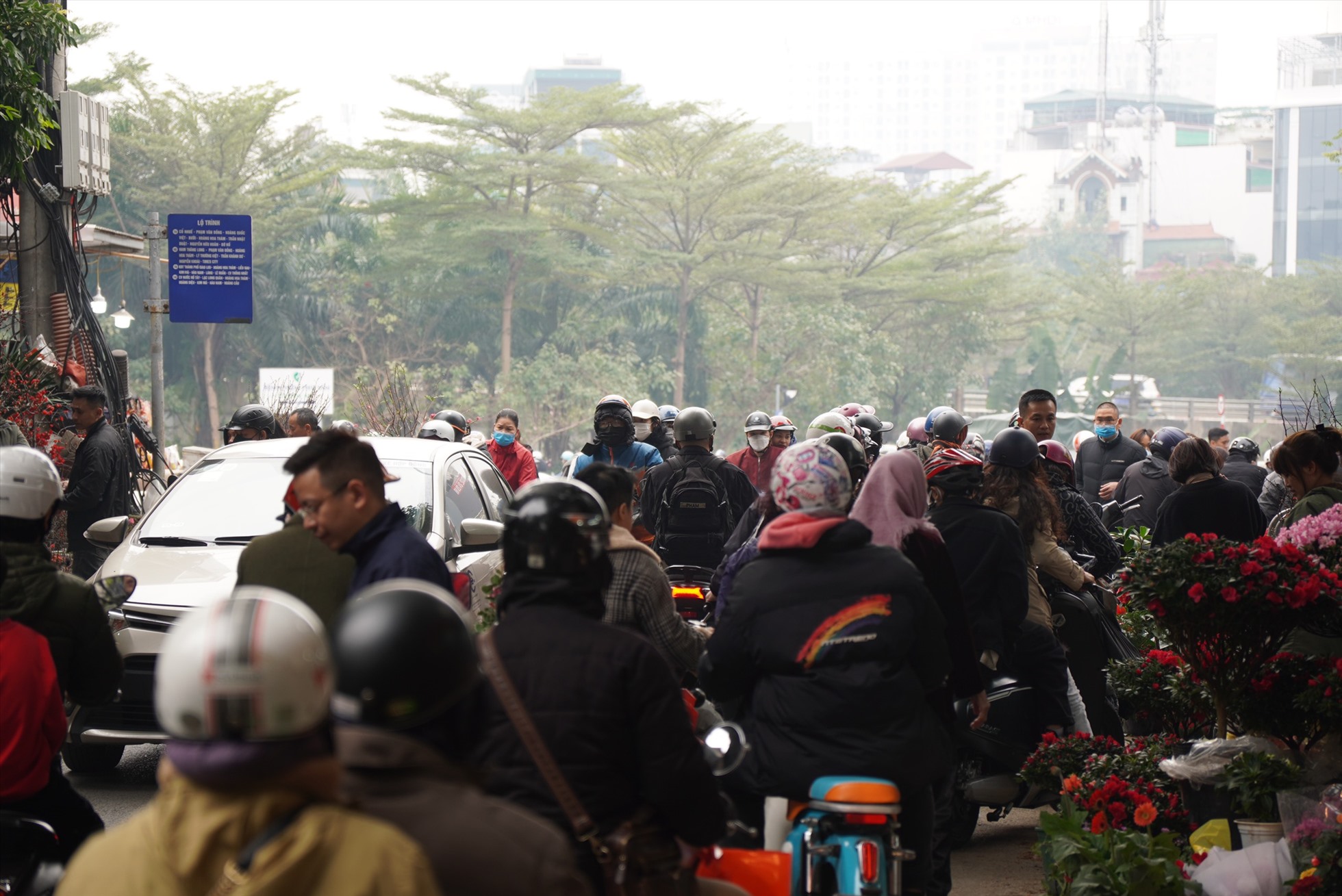 Kẹt cứng tại đường vào chợ hoa đầu mối lớn nhất Hà Nội. Ảnh: Phạm Đông