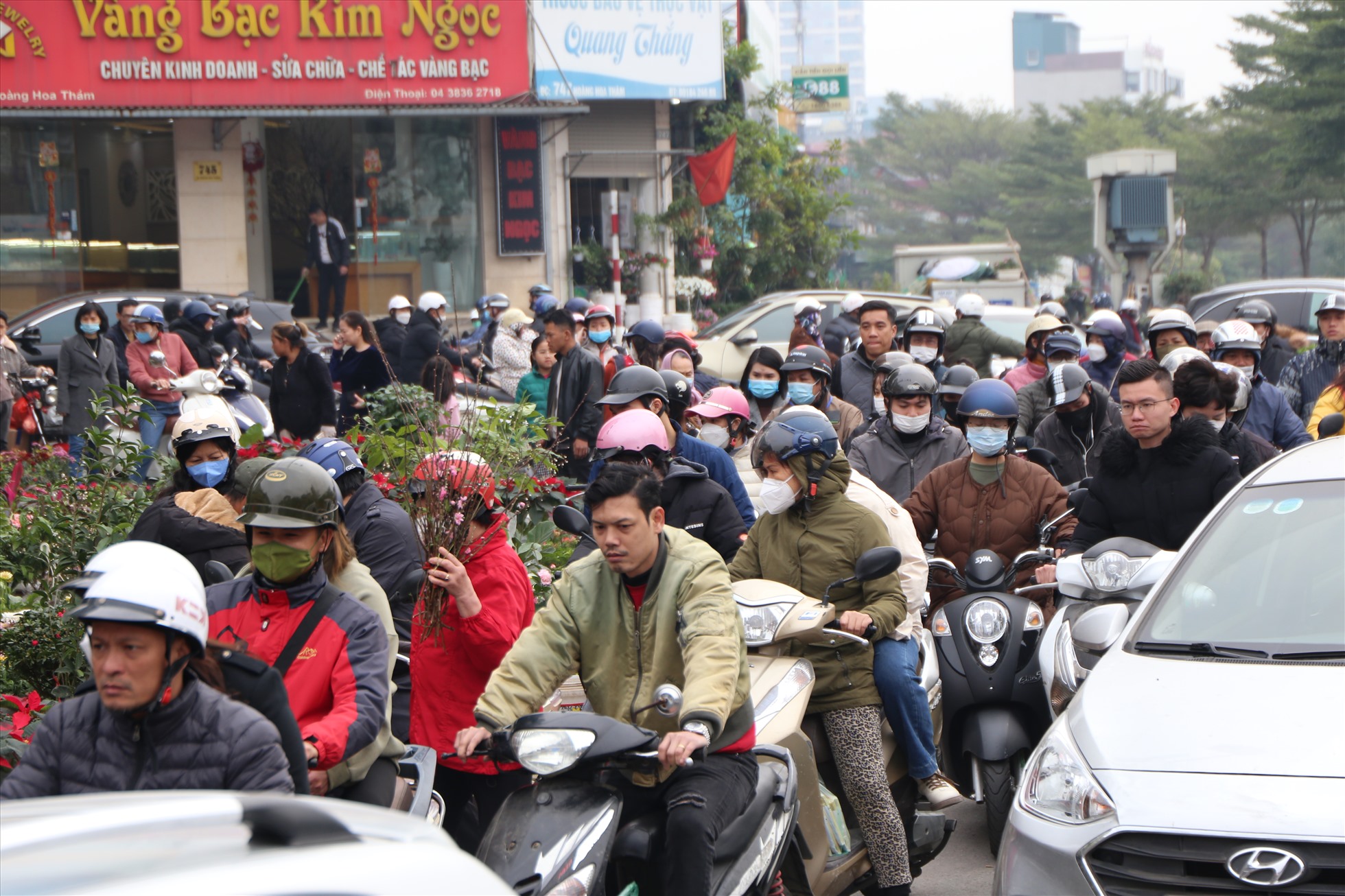 Kẹt cứng tại đường vào chợ hoa đầu mối lớn nhất Hà Nội. Ảnh: Phạm Đông