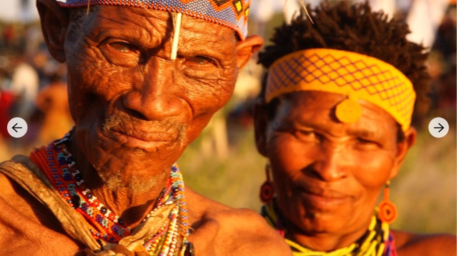 Người San là thổ dân sống ở các quốc gia phía nam Châu Phi. Thử nghiệm ADN chỉ ra rằng họ là hậu duệ trực tiếp của Homo sapiens đầu tiên và đã sống ở khu vực này khoảng 20.000 năm. Ảnh chụp màn hình