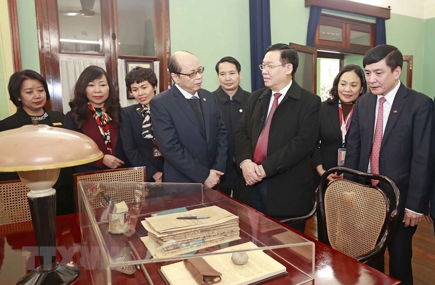 Chủ tịch Quốc hội Vương Đình Huệ nói chuyện với cán bộ Khu Di tích Chủ tịch Hồ Chí Minh. Ảnh: Doãn Tấn/TTXVN