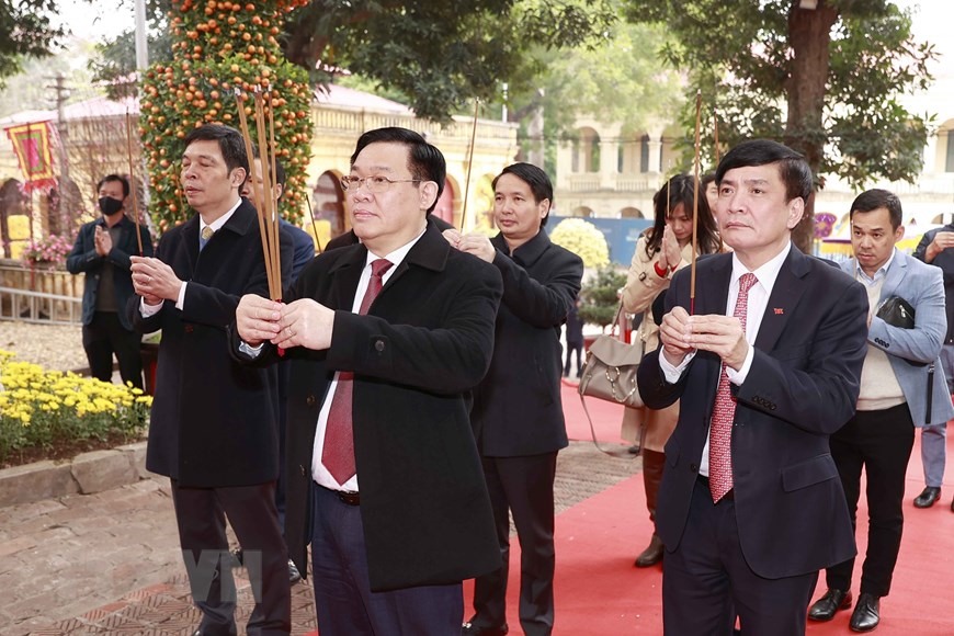 Chủ tịch Quốc hội Vương Đình Huệ dâng hương tại Hoàng thành Thăng Long. Ảnh: Doãn Tấn/TTXVN