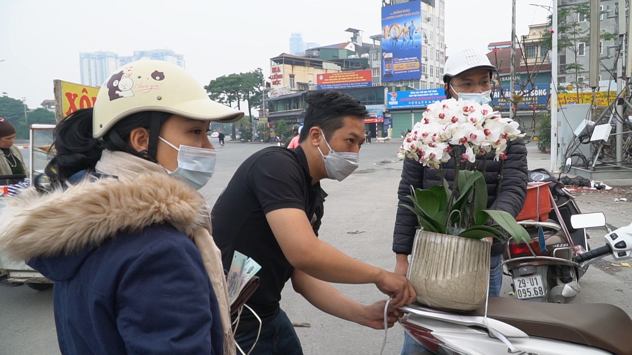 Nhiều người dân đã mua được những chậu hoa lan ưng ý với mức giá chỉ bằng một nửa.