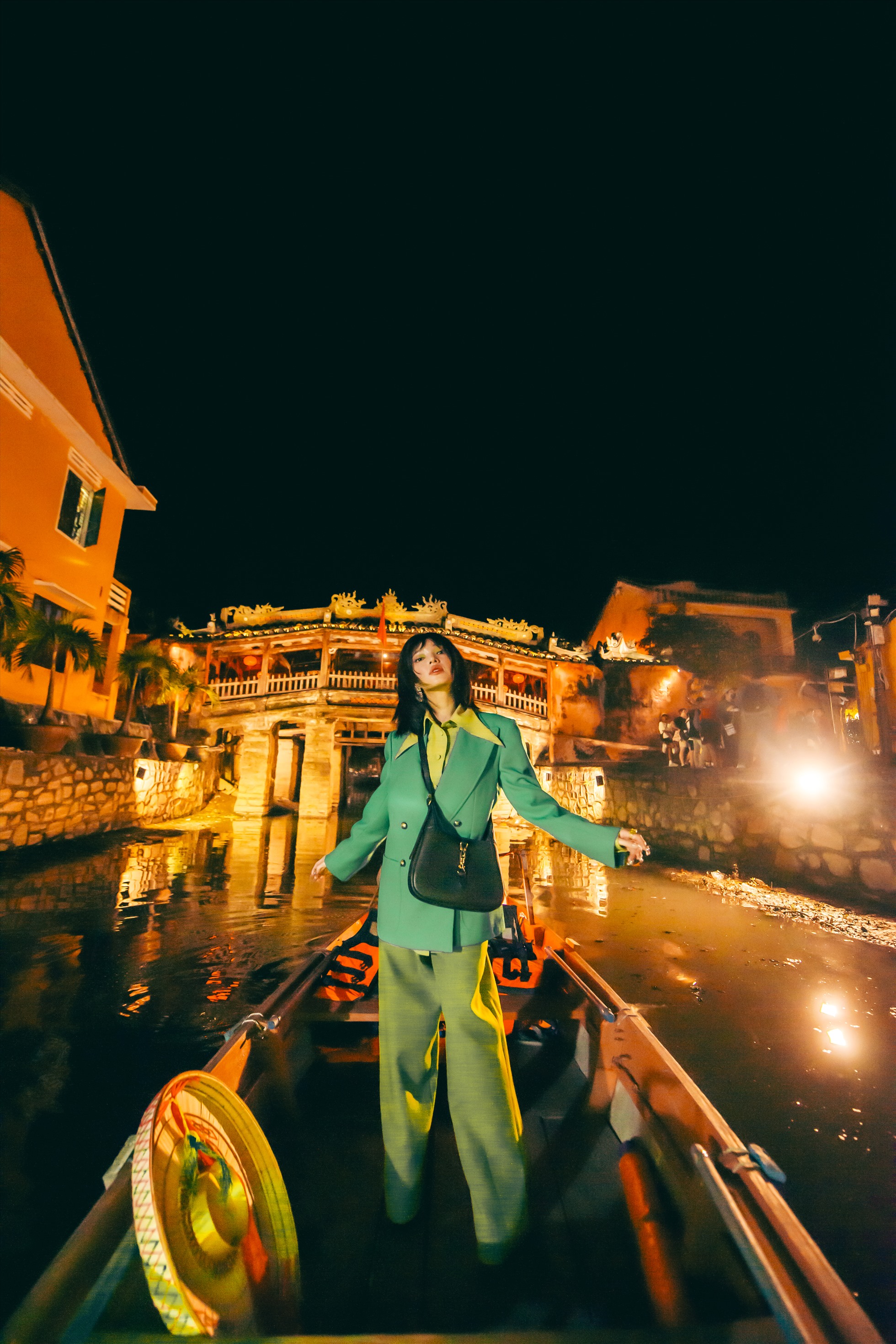 Bằng cách tạo dáng tinh nghịch và nụ cười tươi, Châu Bùi toát lên tinh thần du xuân vui vẻ giữa những hình ảnh Việt Nam trứ danh như chiếc xích lô, đôi quang gánh vỉa hè,...