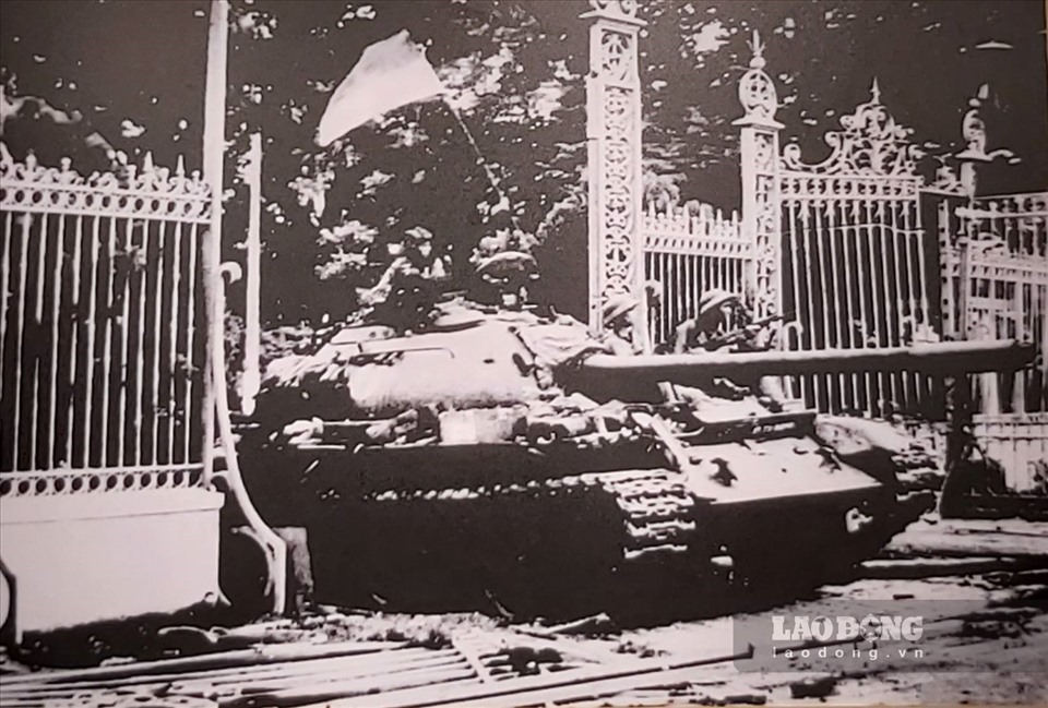 Xe tăng quân giải phóng tiến vào Dinh Độc Lập. Ảnh chụp lại tranh tư liệu: Huyên Nguyễn.