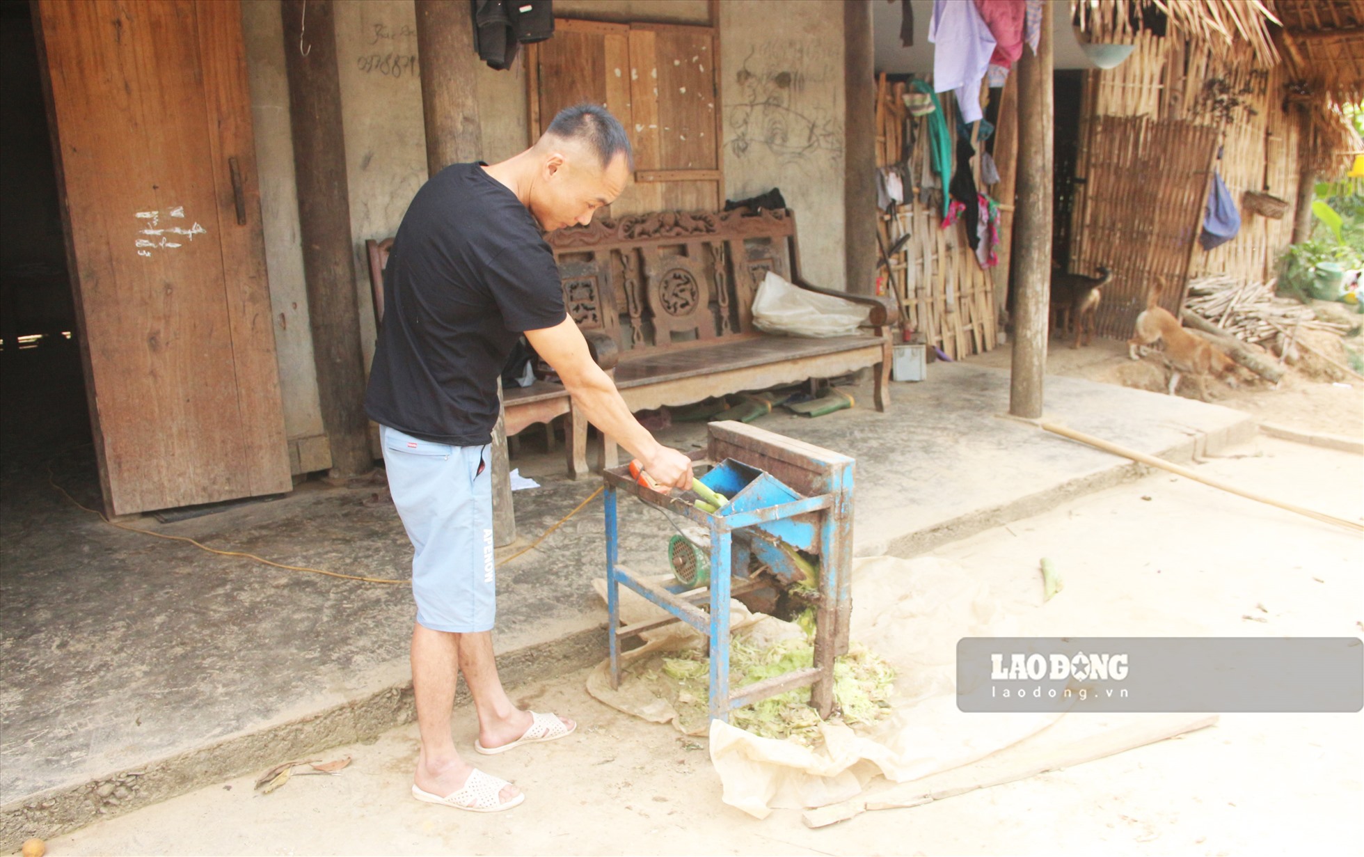 Máy móc nông nghiệp ở các thôn bản khó khăn của xã Hùng Lợi đã có thể dùng được nhờ dòng điện ổn định.