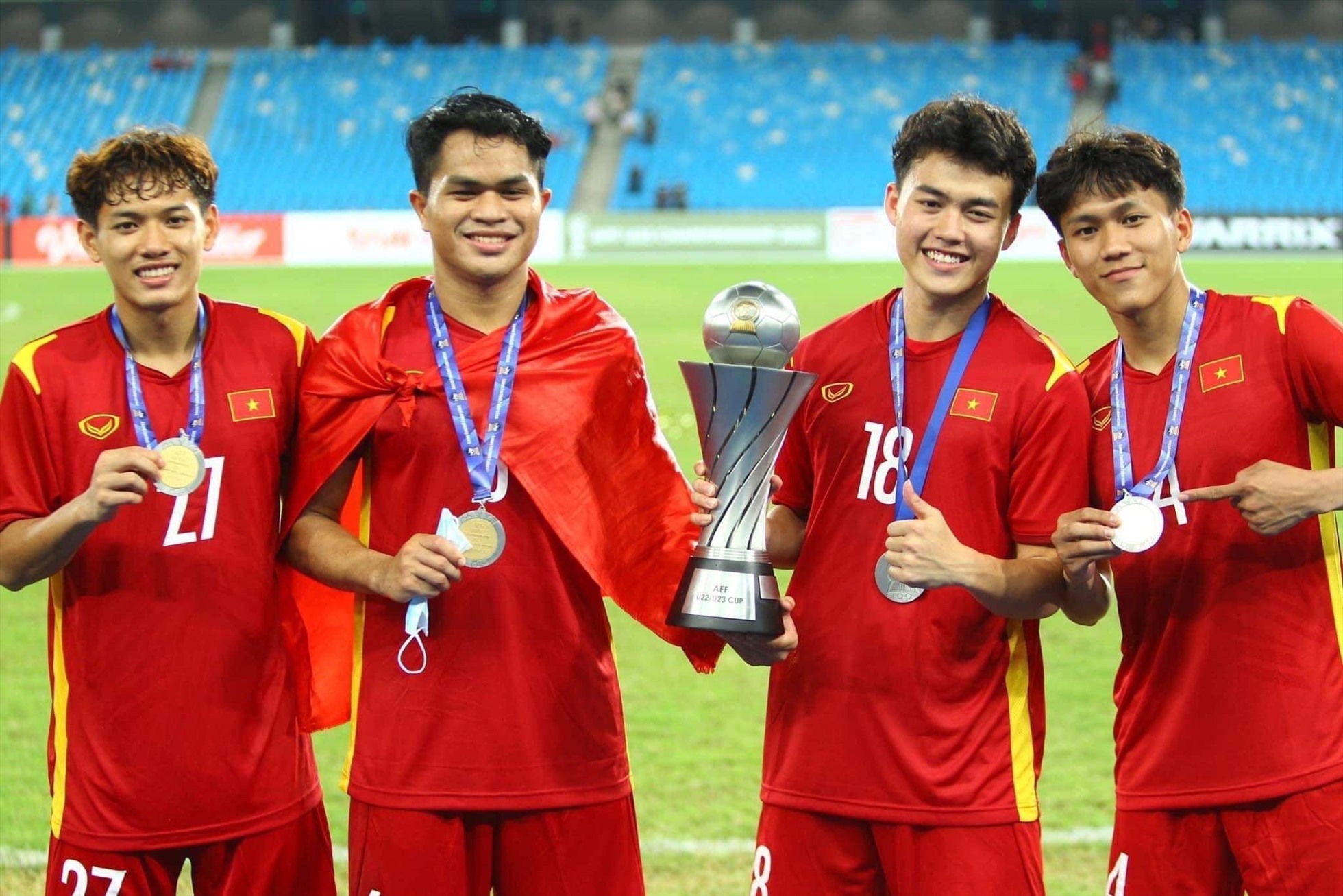 Niềm vui của Toàn (ngoài cùng bên phải) cùng đồng đội vui mừng vô địch U23 Đông Nam Á năm 2022. Ảnh: NVCC