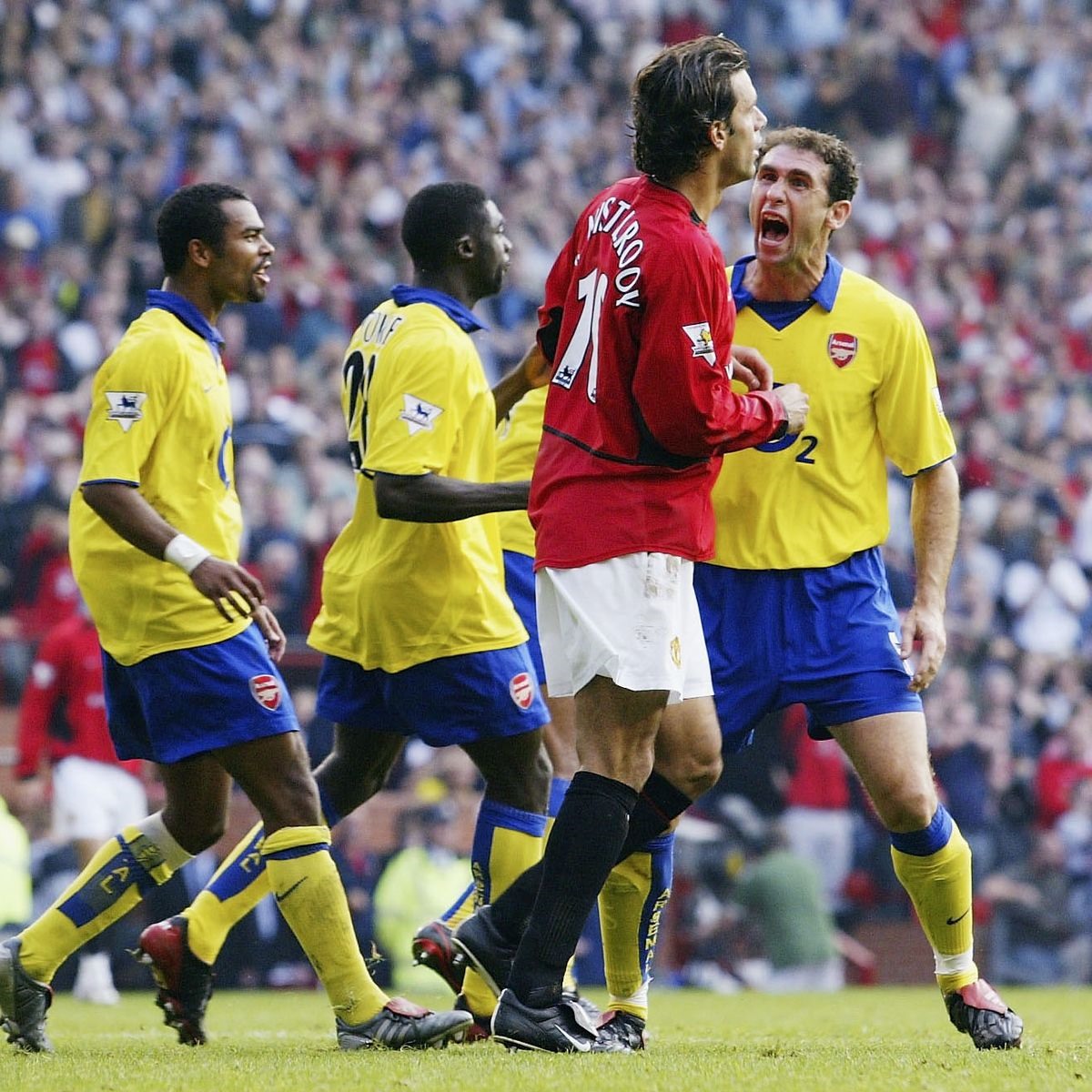Cảnh tượng kinh điển trong trận đấu giữa Arsenal và Man United năm 2003. Ảnh: AFP