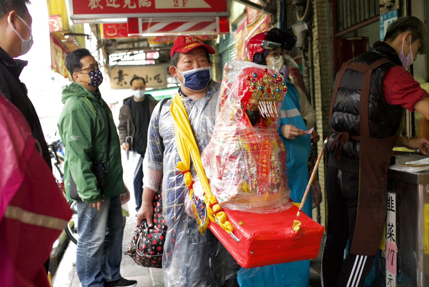 Một người đàn ông mang theo tượng thần Mazu trong Đạo giáo để cầu chúc sức khỏe và thịnh vượng cho công chúng trên đường phố ở thành phố Tân Bắc, Đài Loan (Trung Quốc) vào ngày 21.1.2023. Ảnh: AFP