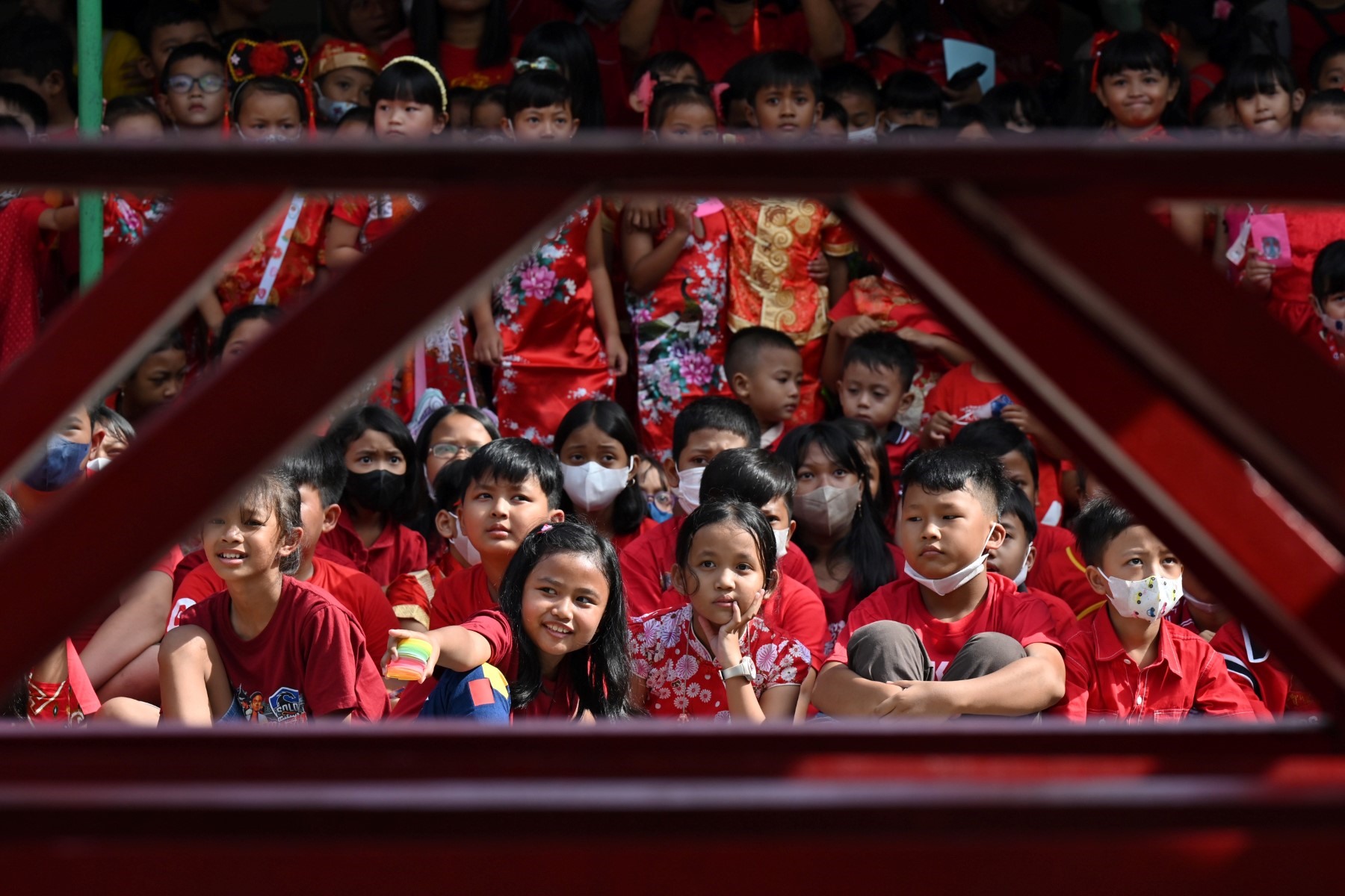 Trẻ em xem biểu diễn múa lân chào đón Tết Nguyên đán Quý Mão sắp tới ở Solo, Trung Java, Indonesia. Ảnh: AFP