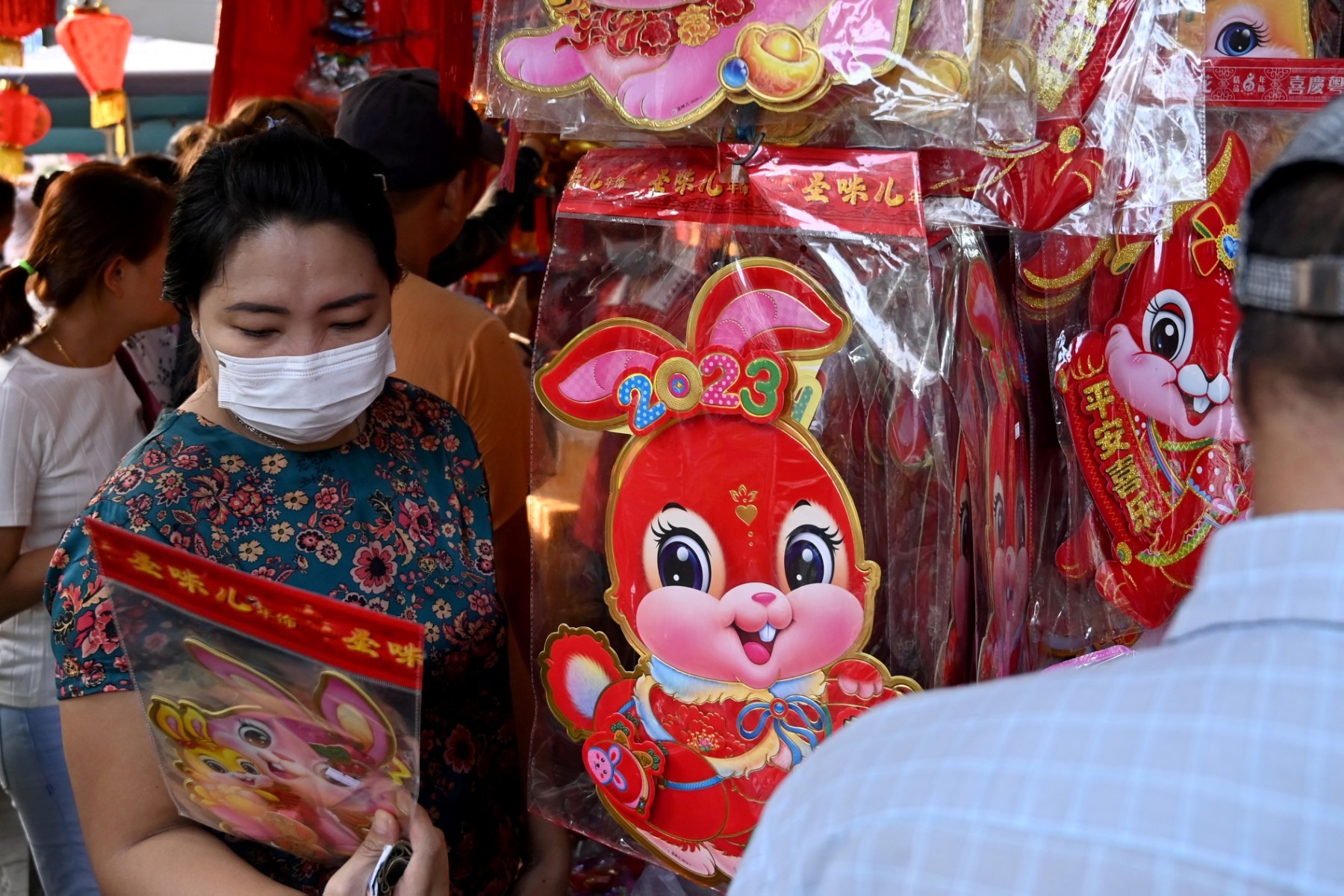 Khách hàng xem đồ trang trí tại một quầy hàng ở chợ Yangon, Myanmar. Ảnh: AFP