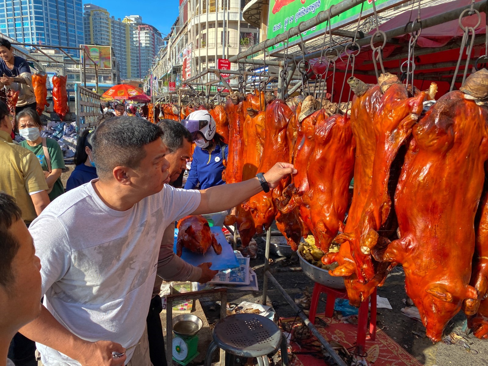 Khách chọn lợn quay trong ngày 21.1.2023 tại một khu chợ ở Phnom Penh, Campuchia. Ảnh: AFP