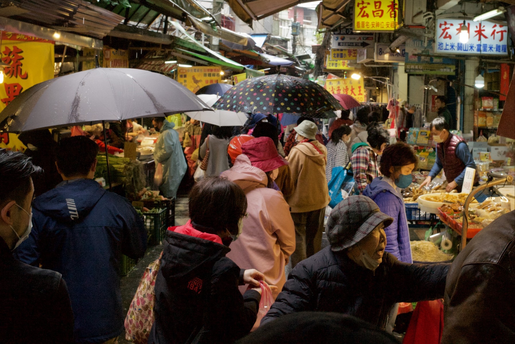 Người dân chọn hàng hóa tại một khu chợ truyền thống ở thành phố Tân Bắc một ngày trước khi bắt đầu Tết Nguyên đán, bước vào năm Quý Mão từ ngày 22.1. Ảnh: AFP