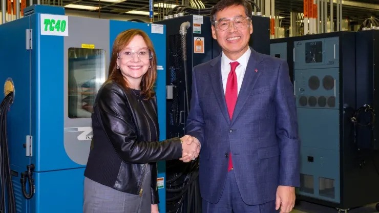 Chủ tịch kiêm CEO General Motors Mary Barra và Phó chủ tịch kiêm CEO LG Chem Hak-Cheol Shin tại phòng thí nghiệm pin ở bang Michigan (Mỹ), nơi hai công ty đã công bố một liên doanh mới trị giá 2,6 tỉ USD vào ngày 5.12.2019. Ảnh: CNBC
