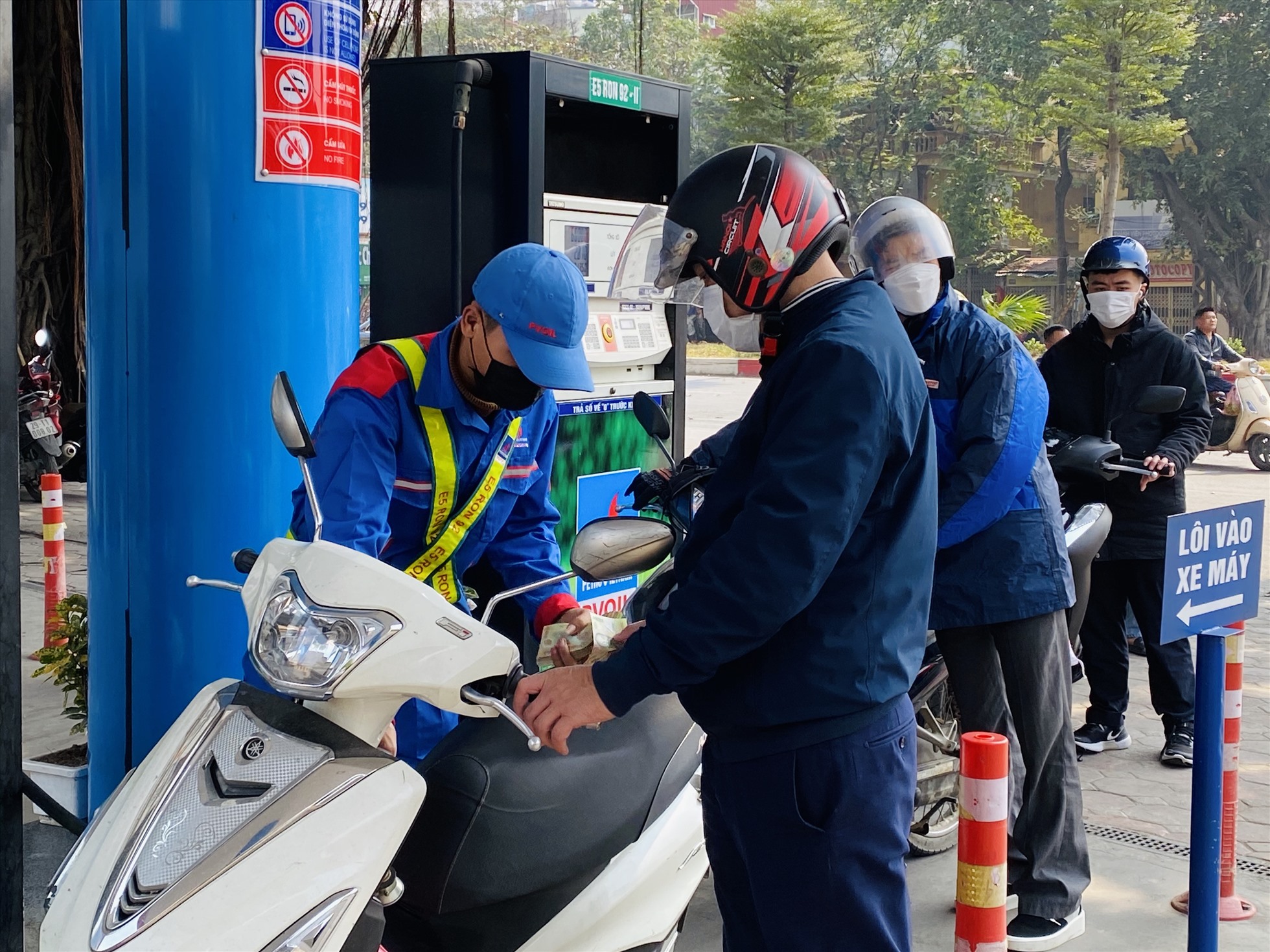 Một số hình ảnh phóng viên ghi nhận tại các cây xăng trên địa bàn TP. Hà Nội vào ngày 21.1 (30 Tết Âm lịch).