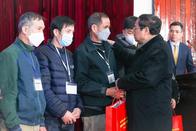 Thủ tướng Phạm Minh Chính tặng quà động viên 10 gia đình bệnh nhân có hoàn cảnh khó khăn tại Bệnh viện Hữu nghị Việt Đức. Ảnh: Nhật Bắc