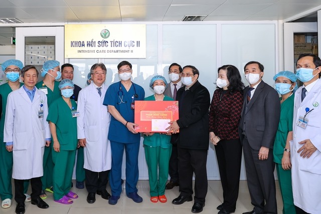 Thủ tướng chúc Tết, tặng quà động viên các y bác sĩ đang trực tại khoa Hồi sức tích cực II, Bệnh viện Hữu nghị Việt Đức. Ảnh: Nhật Bắc