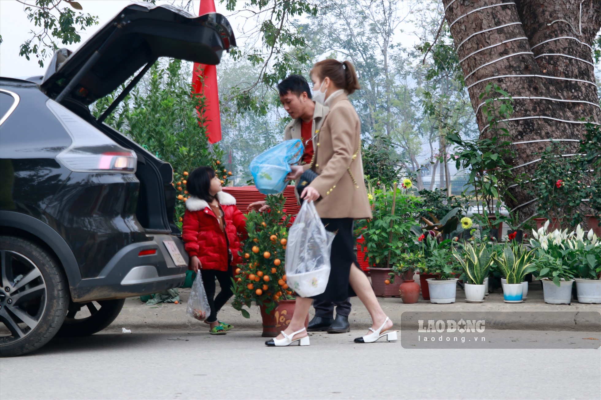 Chị Phạm Thị Yến, ở huyện Mù Cang Chải cho hay, do gia đình ở xa, công việc bận rộn nên giờ mới có thời gian để đi sắm Tết.