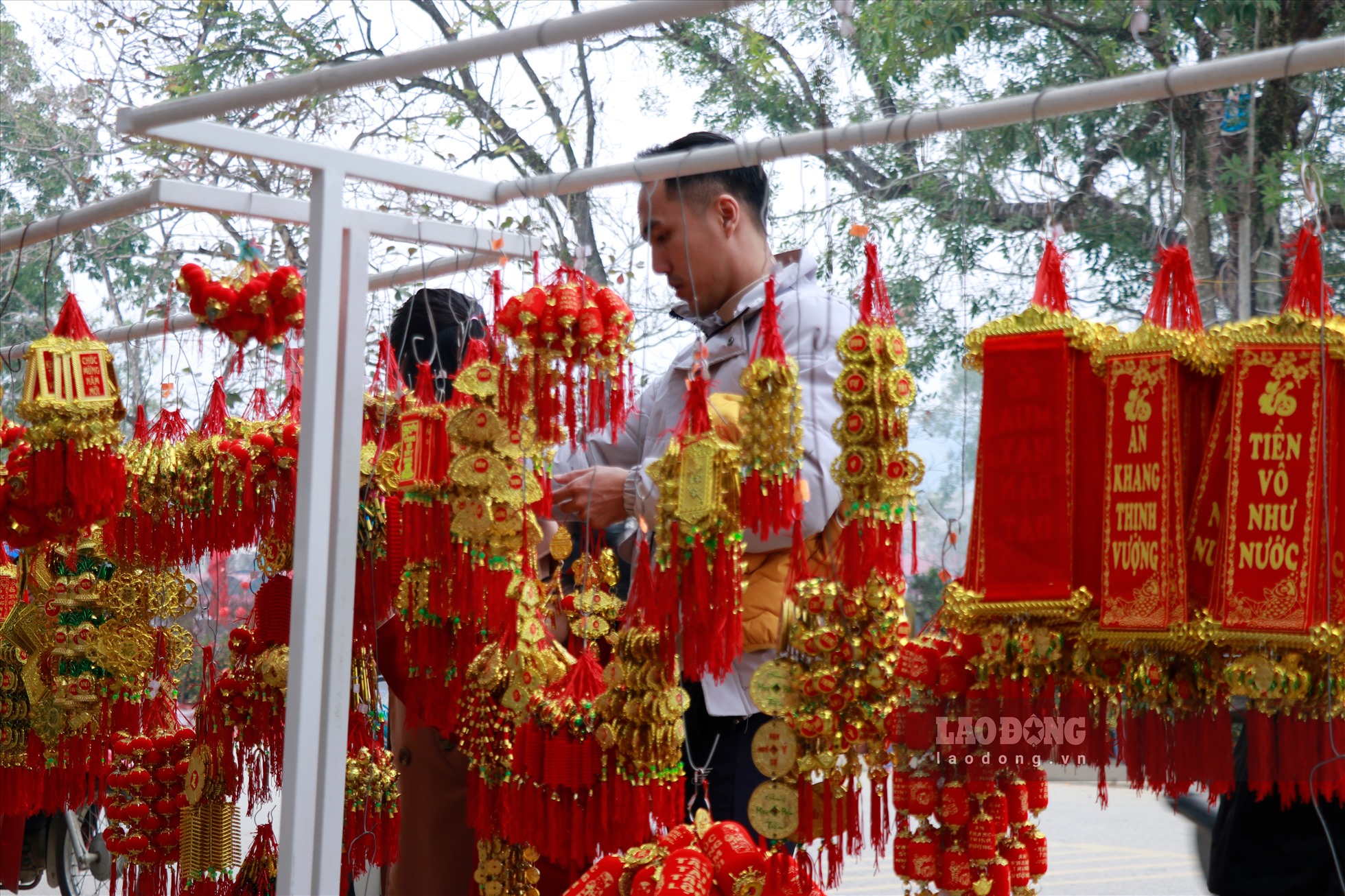 Những mặt hàng hoa quả, đồ trang trí được bà con mua bán rầm rộ.