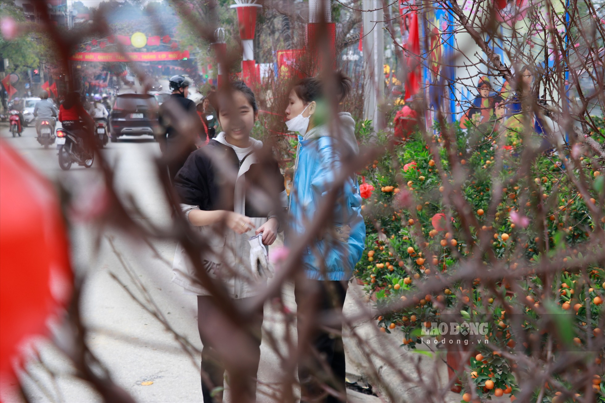 Cũng giống bà Đông, nhiều gia đình cũng hối hả tranh thủ thời gian đi mua sắm, chuẩn bị Tết cho gia đình trong ngày cuối cùng của năm này.