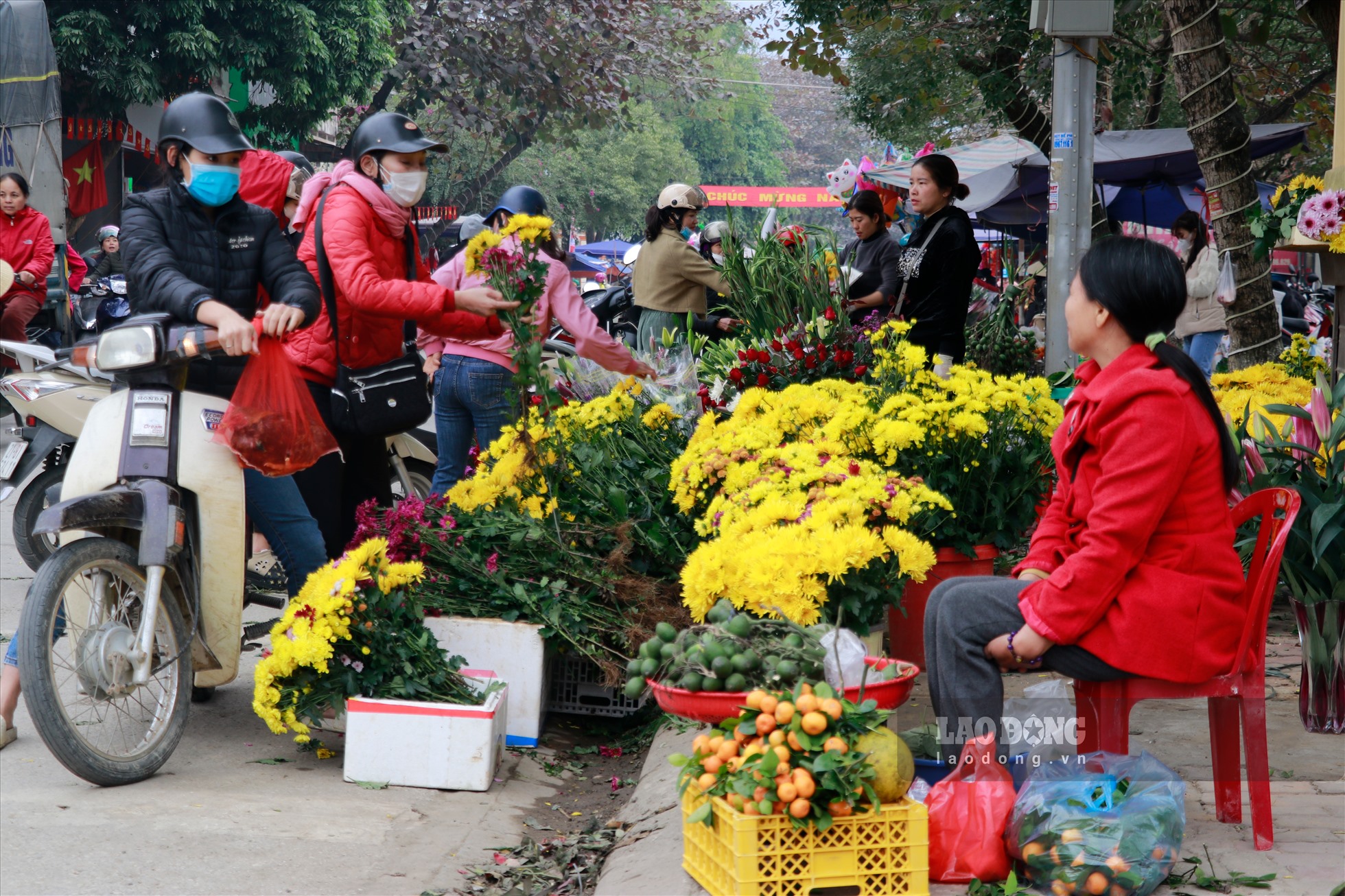 Trong ngày 30 Tết, người dân trên địa bàn tỉnh vẫn tấp nập đi mua sắm Tết.