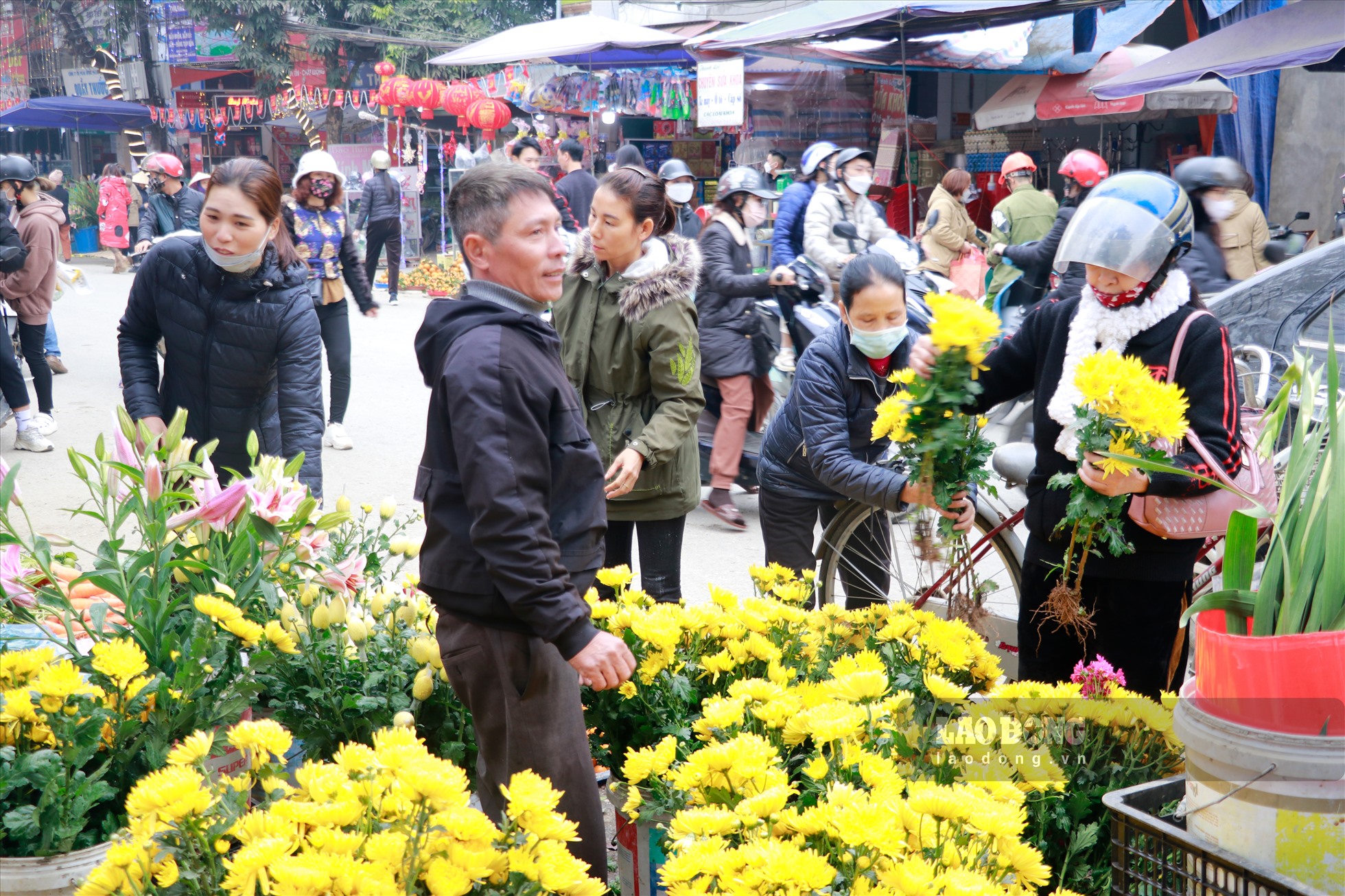 Ở phía ngược lại, những người bán hàng vẫn đảm bảo đủ hàng hóa phục vụ người dân mua sắm.