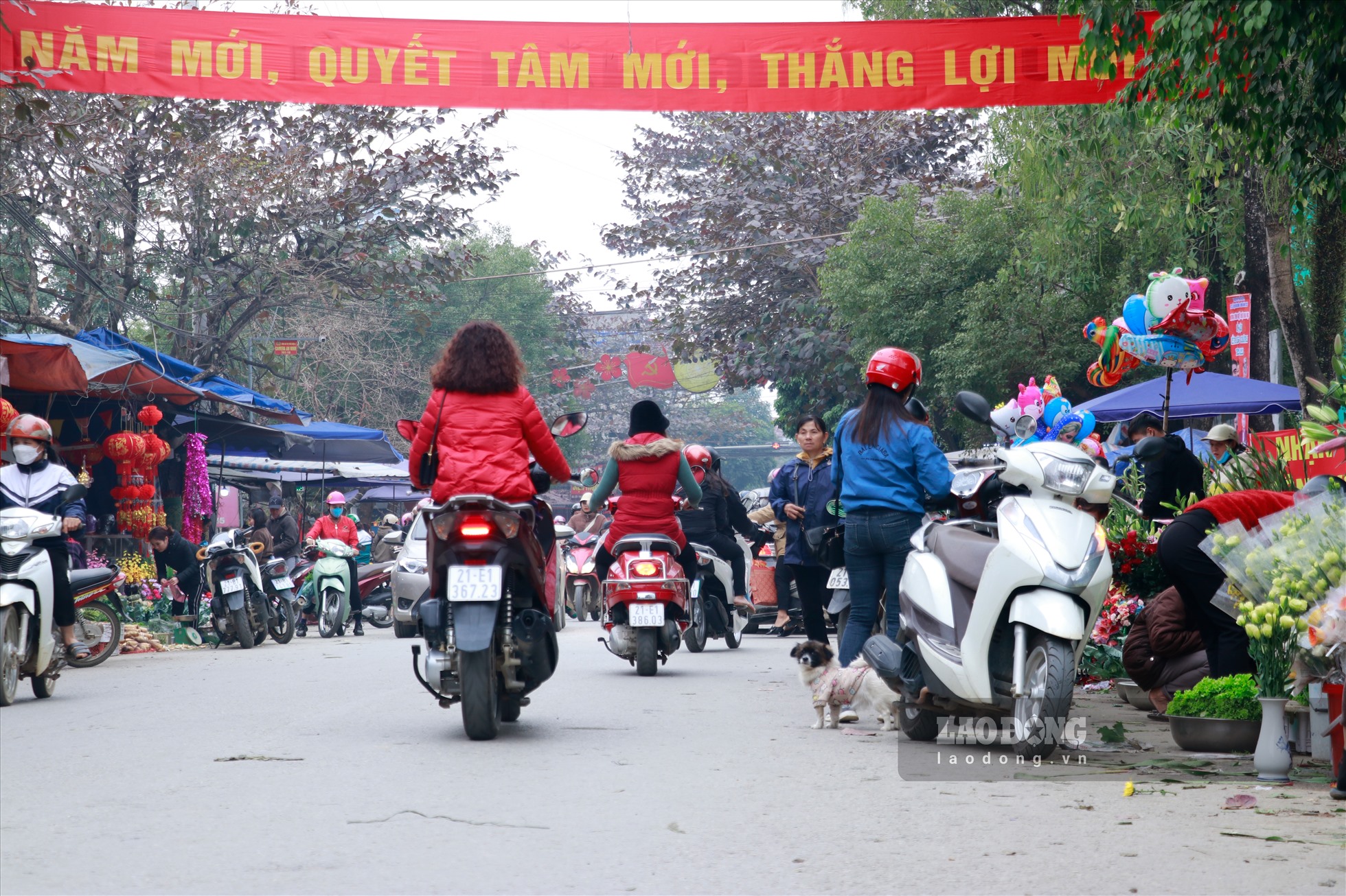 Đến khoảng 17h, chiều 30 Tết đường phố vẫn chật kín người, không khí Tết tràn ngập đuờng phố.