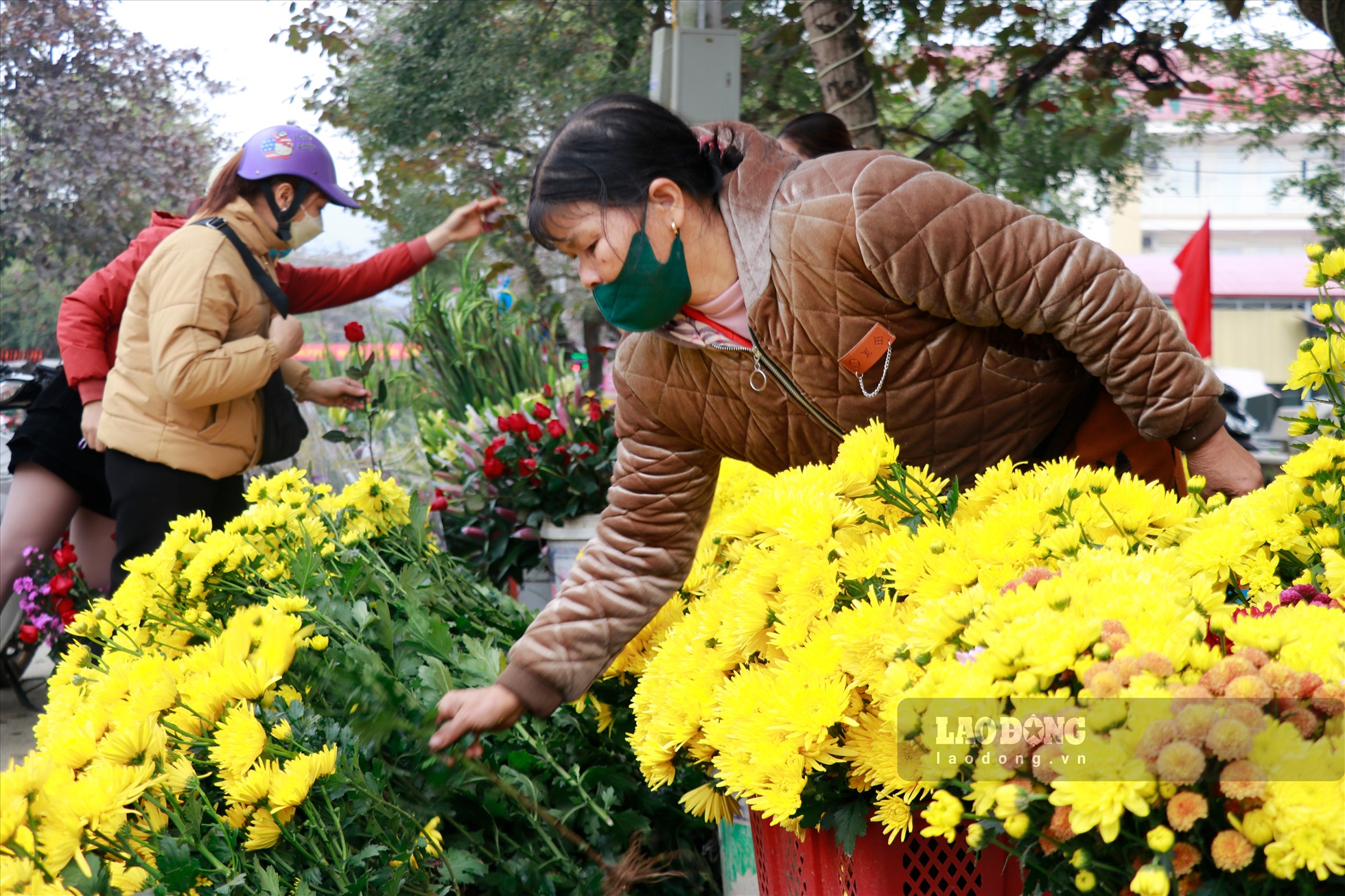 Bà Nguyễn Thị Dần, chủ cửa hàng hoa chia sẻ, sức mua năm này nhiều hơn, đông hơn, chủ yếu là mua sắm hoa, đồ trang trí phục vụ gia đình.