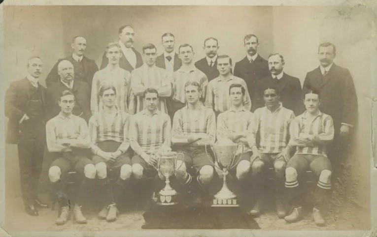 Ảnh đội Clapton FC, 1908-1909, bao gồm Walter Tull, ngồi thứ hai từ bên phải ở hàng ghế đầu. Ảnh: Tư liệu gia đình Finlayson