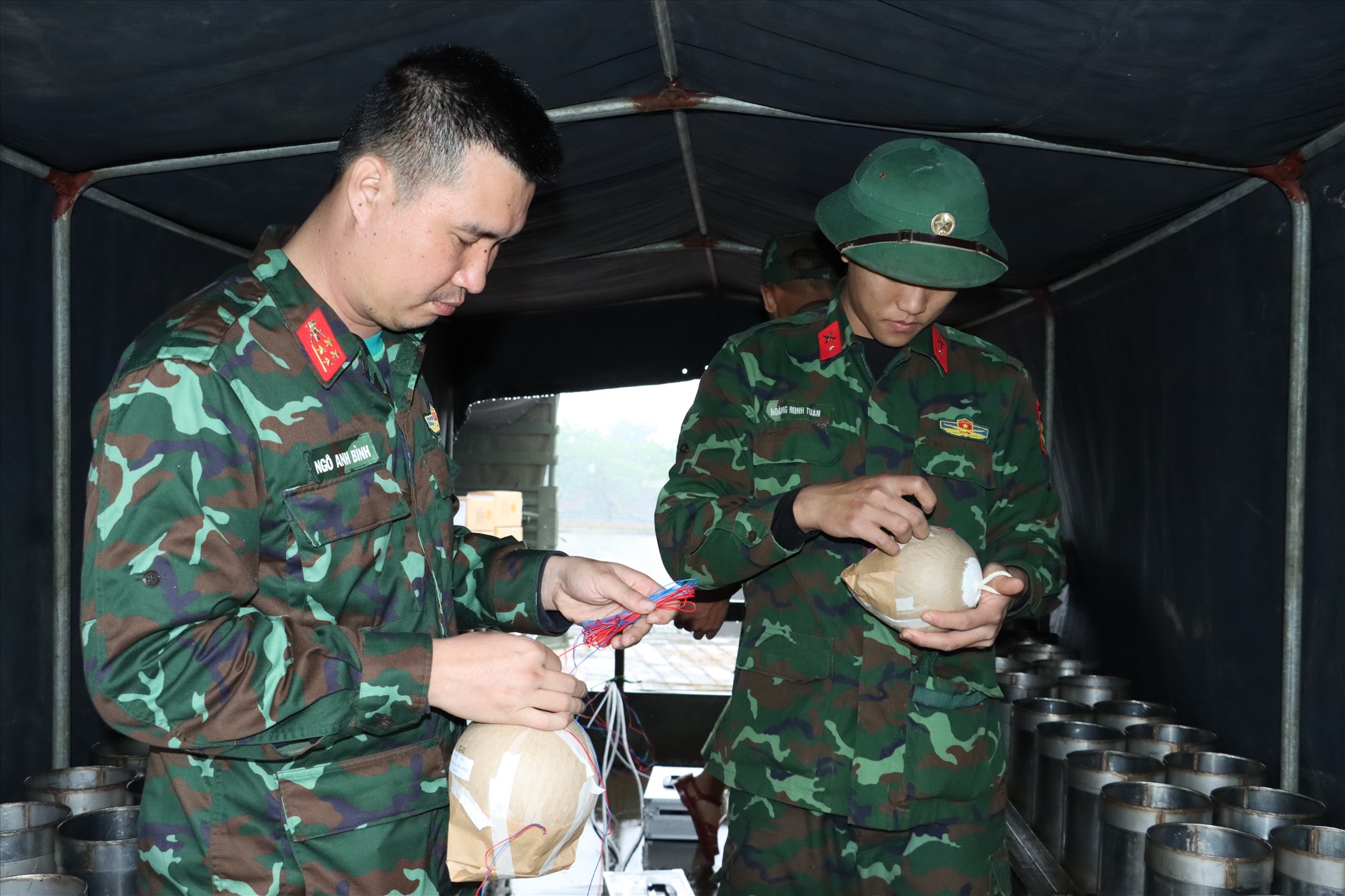 Trong những ngày qua, trên 80 cán bộ, chiến sĩ Bộ Chỉ huy Quân sự tỉnh Thừa Thiên Huế đã tổ chức lau chùi, bảo quản, bảo dưỡng, triển khai súng, pháo ra khu tập kết.