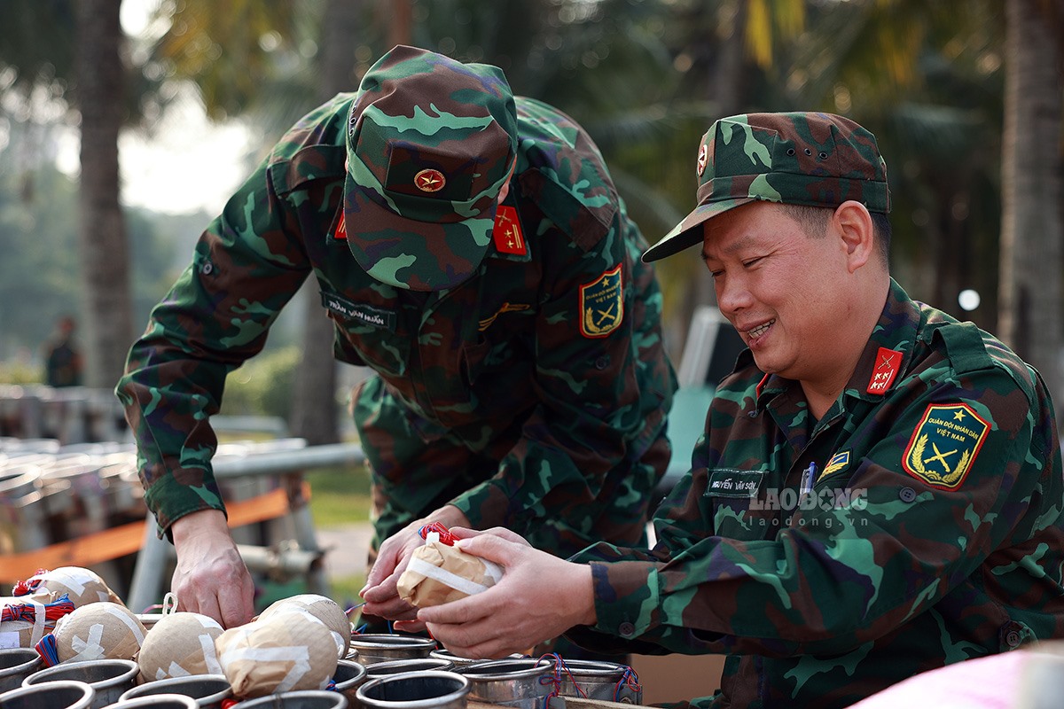 “Theo đó ở từng khung giờ chính xác đến từng giây sẽ có những màn bắn pháo hoa được chuẩn bị sẵn. Đến thời điểm này kịch bản bắn pháo hoa đã hoàn tất“.