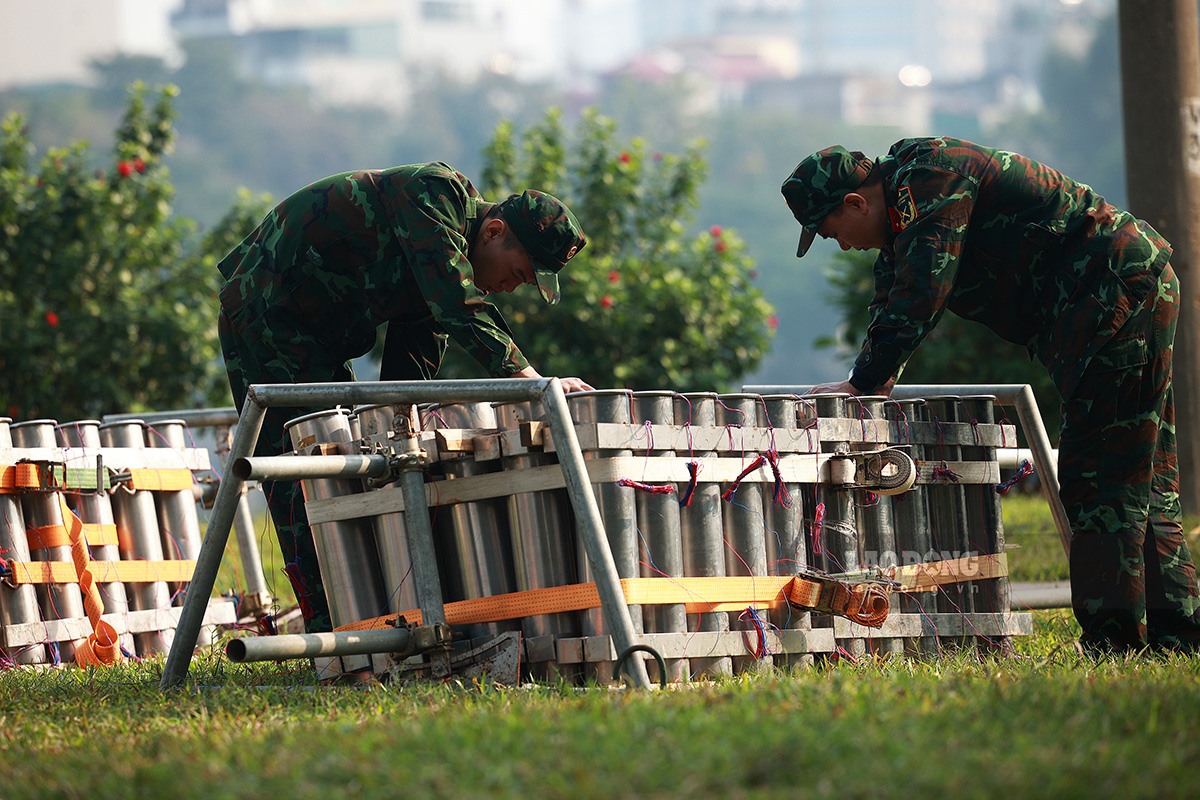 Trung tá Phạm Đức Nhân, Trợ lý tác chiến, BCHQS quận Hai Bà Trưng, Hà Nội chia sẻ “Cán bộ chiến sĩ chúng tôi tự hào với nhiệm vụ được giao, sẵn sàng hy sinh những giây phút sum họp bên gia đình giờ phút giao thừa để phục vụ nhân dân thưởng thức pháo hoa đón Tết.