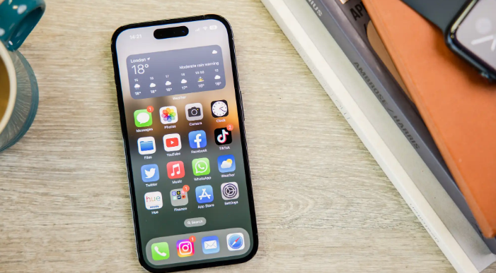 iPhone 14 Pro – iPhone tốt nhất: iPhone 14 Pro là một bước nhảy vọt so với người tiền nhiệm của nó. Apple đã thu nhỏ phần notch màn hình nổi tiếng của mình thành hình viên thuốc và hình tròn bên dưới viền trên cùng nhưng lấp đầy khoảng trống bằng các pixel màu đen, sau đó sử dụng hoạt ảnh để có thông báo và cập nhật từ các ứng dụng bắt nguồn từ không gian. Máy ảnh của điện thoại cũng đặc biệt tốt, với cảm biến 48Mp đầu tiên trên iPhone cho phép cắt xén zoom 2x cùng với ống kính tele 3x và ống kính siêu rộng có khả năng.