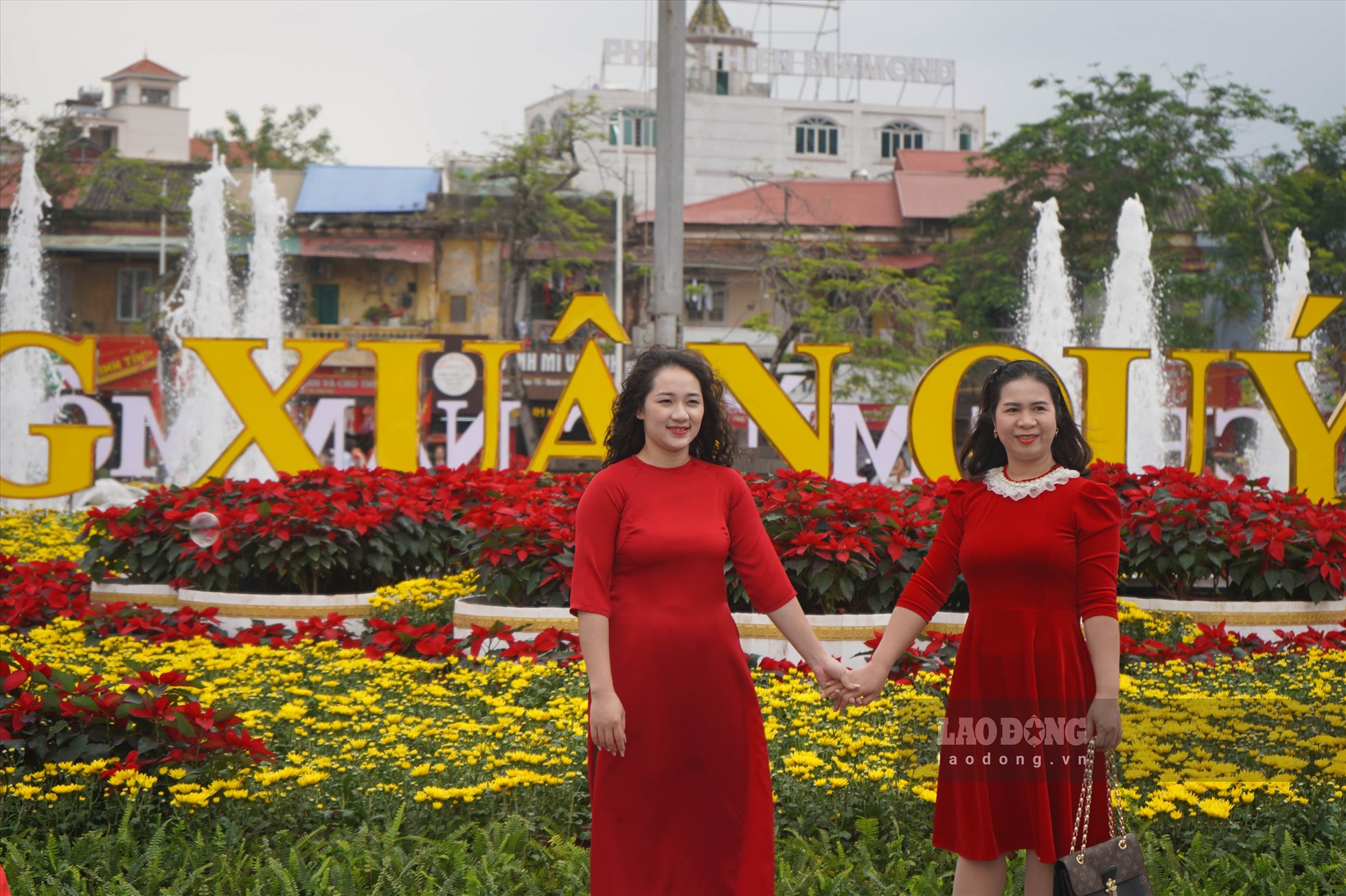 Theo ghi nhận của Lao Động, khu vực quảng trường Nhà hát lớn TP Hải Phòng tràn ngập sắc xuân với đủ các chậu hoa như: trạng nguyên, cúc, dạ yến thảo,...