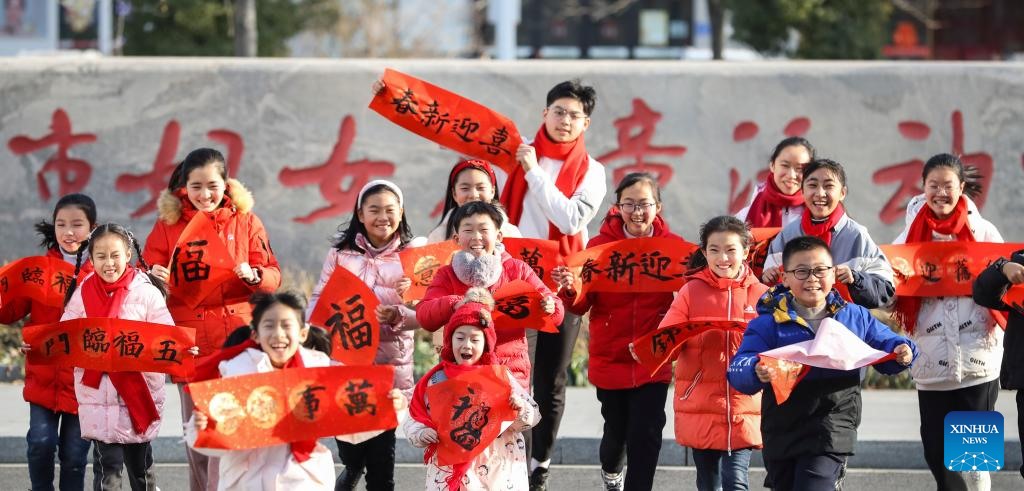 Trẻ em trưng chữ “Phúc” trong câu đối tự viết tại một sự kiện đón Tết Nguyên đán ở thành phố Hoài An, tỉnh Giang Tô phía đông Trung Quốc. Ảnh: Tân Hoa Xã
