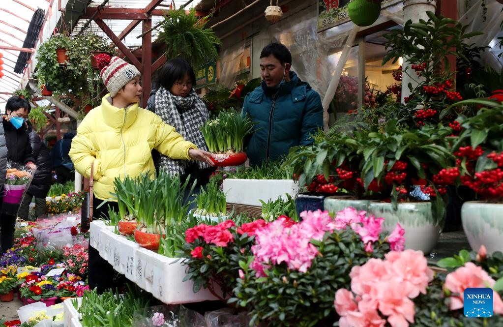 Mọi người mua hoa tại một khu chợ ở quận Xuhui, phía đông Thượng Hải, Trung Quốc. Ảnh: Tân Hoa Xã