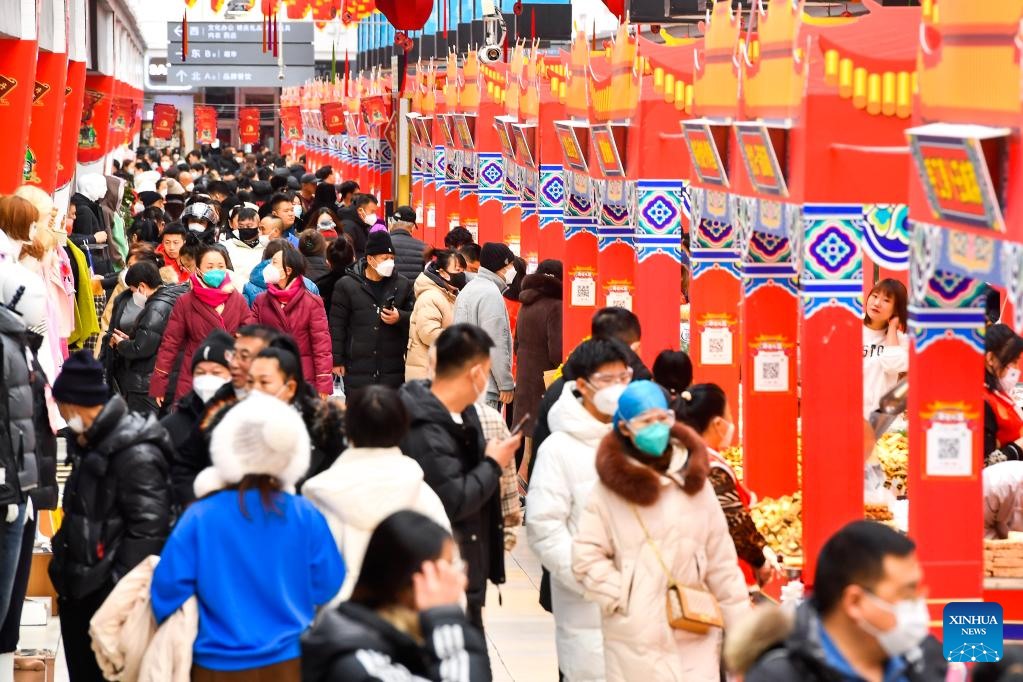 Mọi người mua sắm trước Tết Nguyên đán ở Trường Xuân, tỉnh Cát Lâm, đông bắc Trung Quốc. Ảnh: Tân Hoa Xã