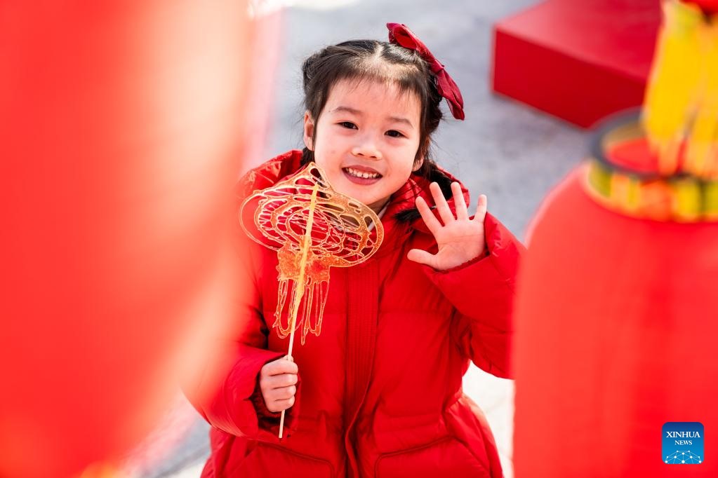 Bé gái tại một khu chợ dịp lễ hội mùa xuân ở Vũ Hán, tỉnh Hồ Bắc. Ảnh: Tân Hoa Xã