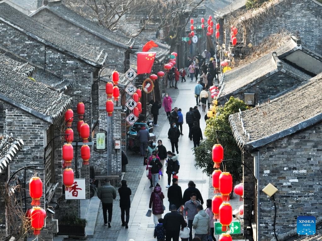 Du khách đến thăm phố Đông Quan được trang trí đèn lồng đỏ ở thành phố Dương Châu, tỉnh Giang Tô phía đông Trung Quốc. Ảnh: Tân Hoa Xã