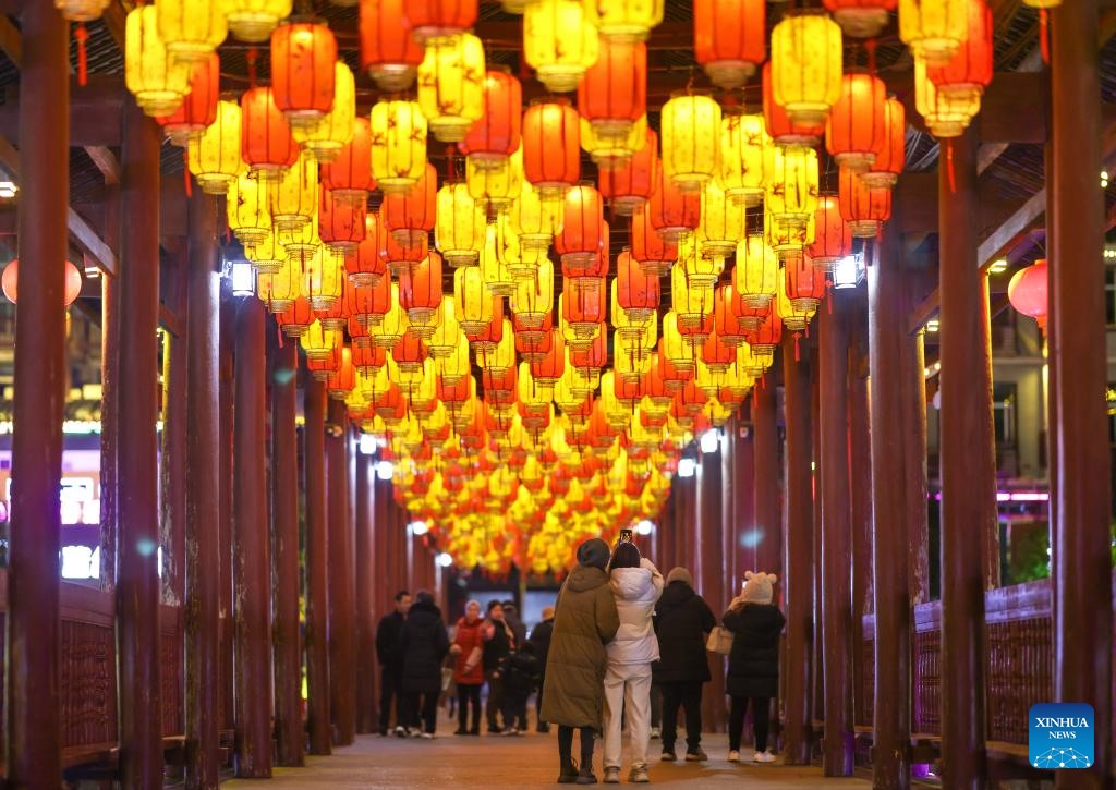 Đèn lồng trên một cây cầu ở thị trấn Shuangjiang thuộc huyện tự trị dân tộc Động Thông Đạo, thành phố Hoài Hóa, tỉnh Hồ Nam. Ảnh: Tân Hoa Xã